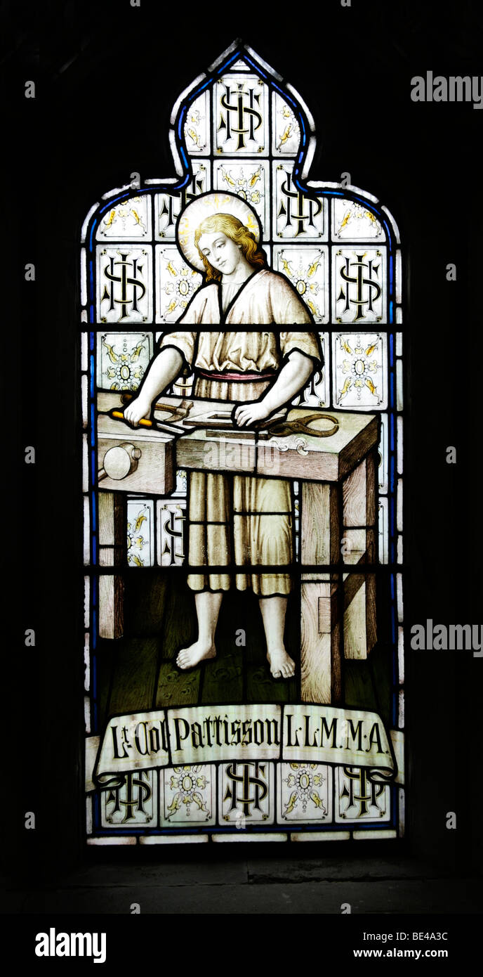 Una Vidriera representando a Jesús como un joven carpintero, Iglesia de San Juan el Evangelista, Lincolnshire Washingborough Foto de stock