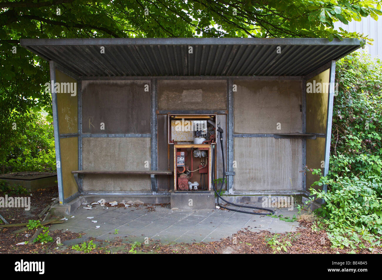 Bomba de gas descubiertos en un pequeño refugio en el recinto de la fábrica de la antigua Deutsche Norton GmbH, fabricante de abrasivos mate Foto de stock