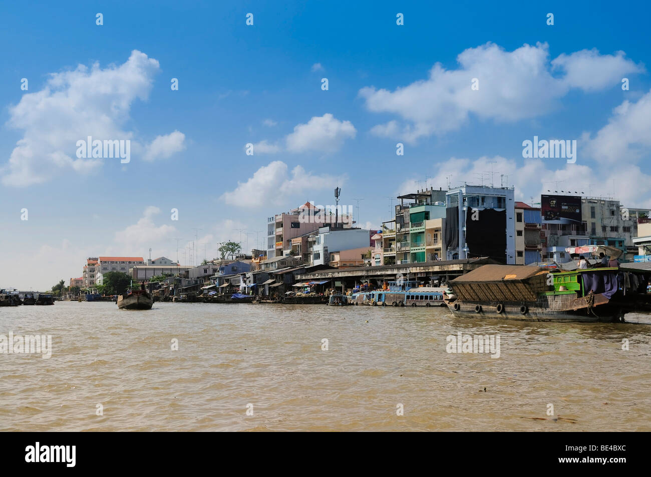 Los edificios en la ciudad de Vin larga, visto desde el río Mekong, Vinh Long, en el Delta del Mekong, Vietnam, Asia Foto de stock