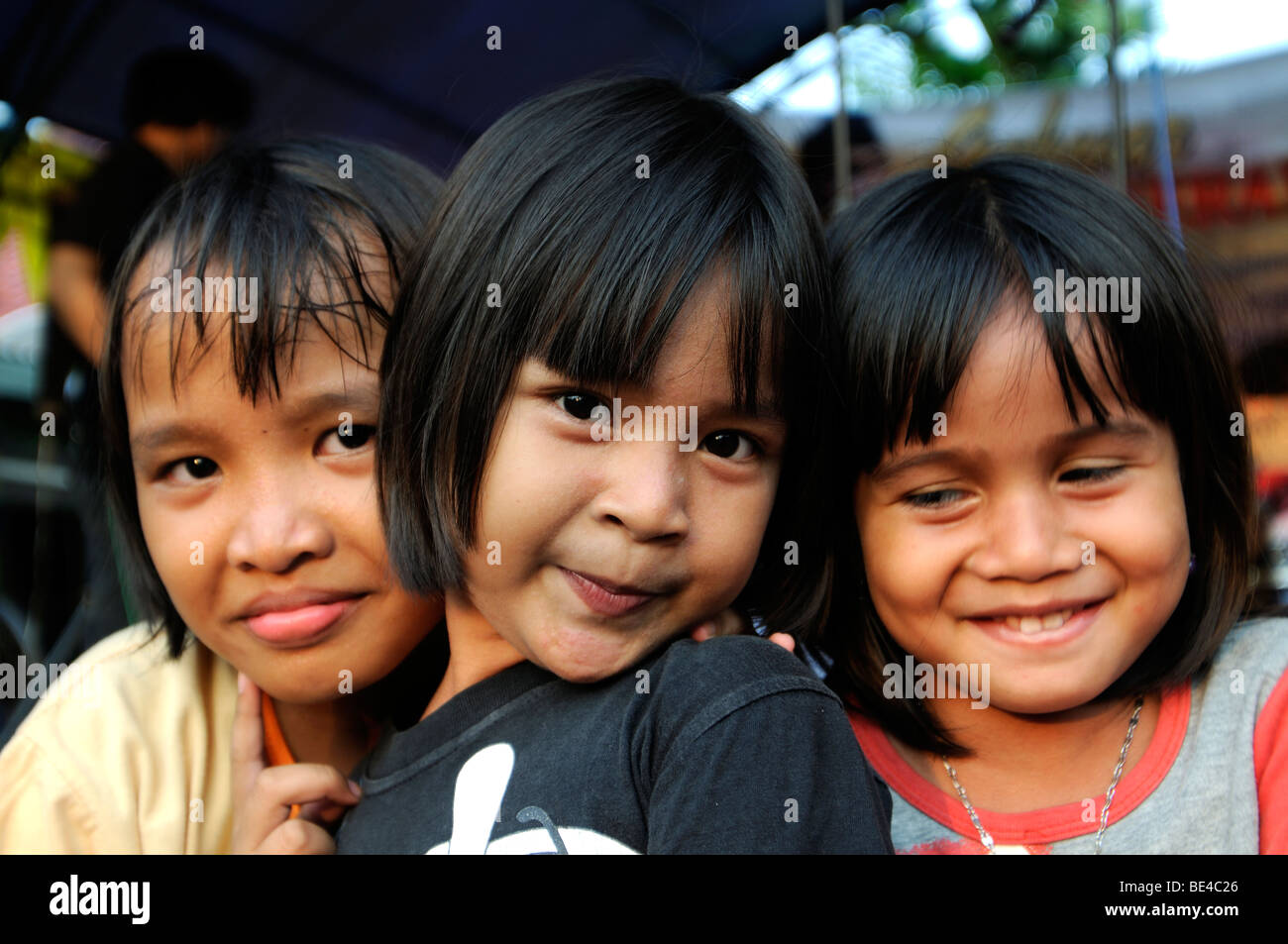 Los niños en la calle Jalan jaksa concierto cerca de Yakarta, Indonesia Foto de stock