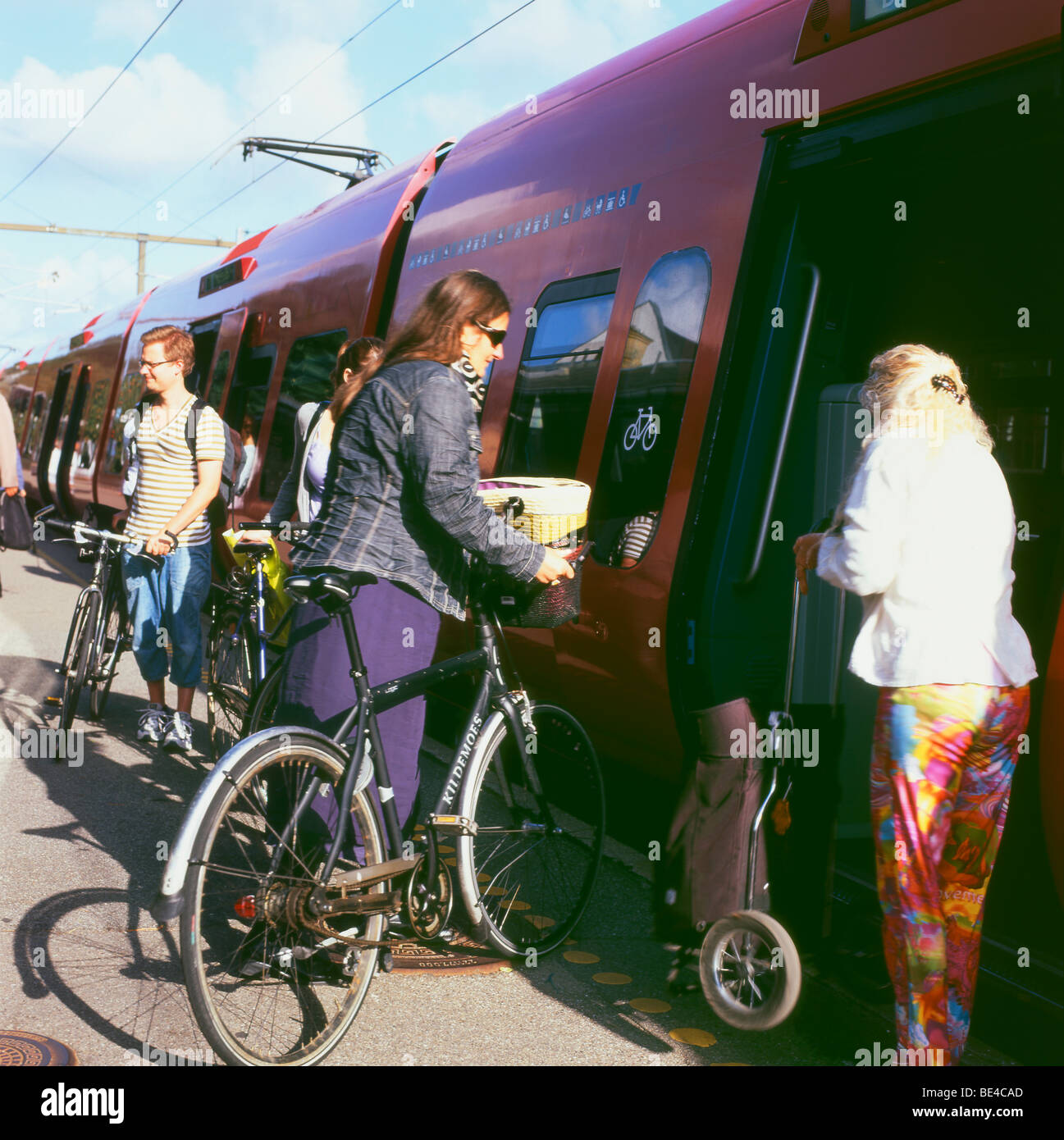 Una bicicleta que cuelga en un tren regional (TER), Francia Fotografía de  stock - Alamy