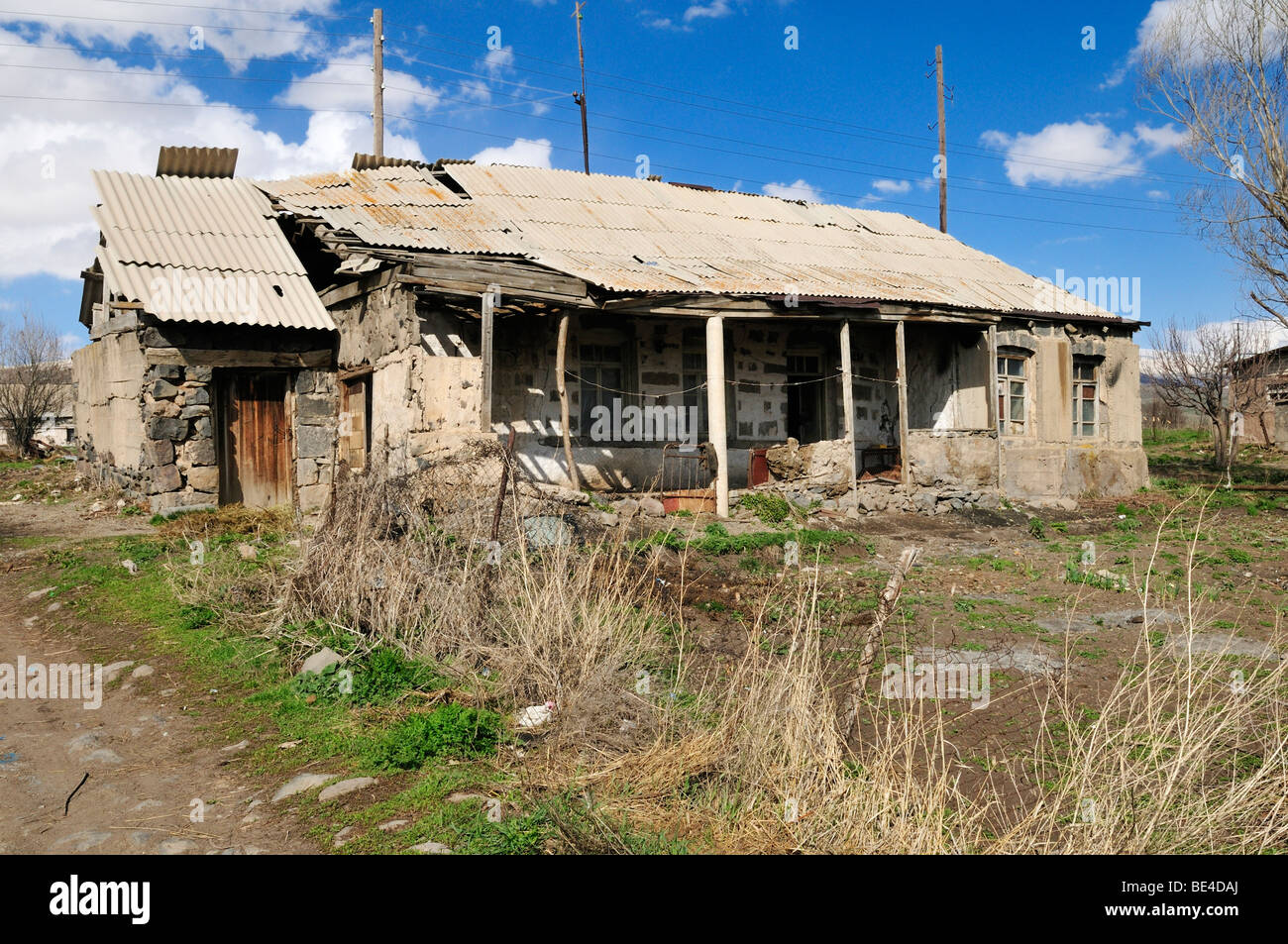 Antigua masía en un pobre pueblo de montaña cerca de Sisian, Armenia, Asia Foto de stock