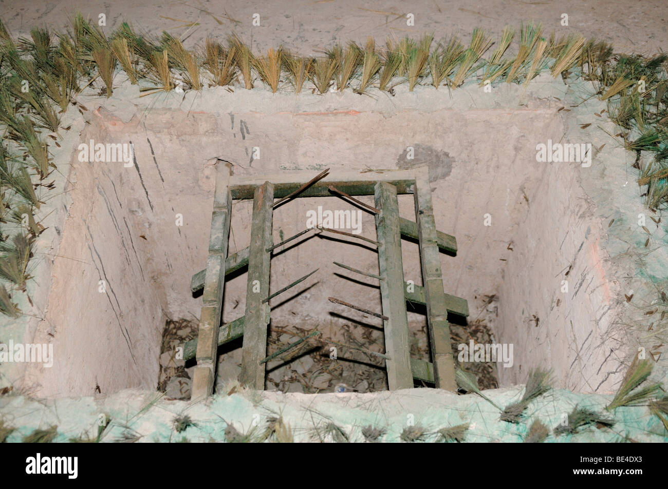 Trampa con clavos metálicos, sistema de túneles del Viet Cong en Cu Chi, Vietnam, Asia Foto de stock