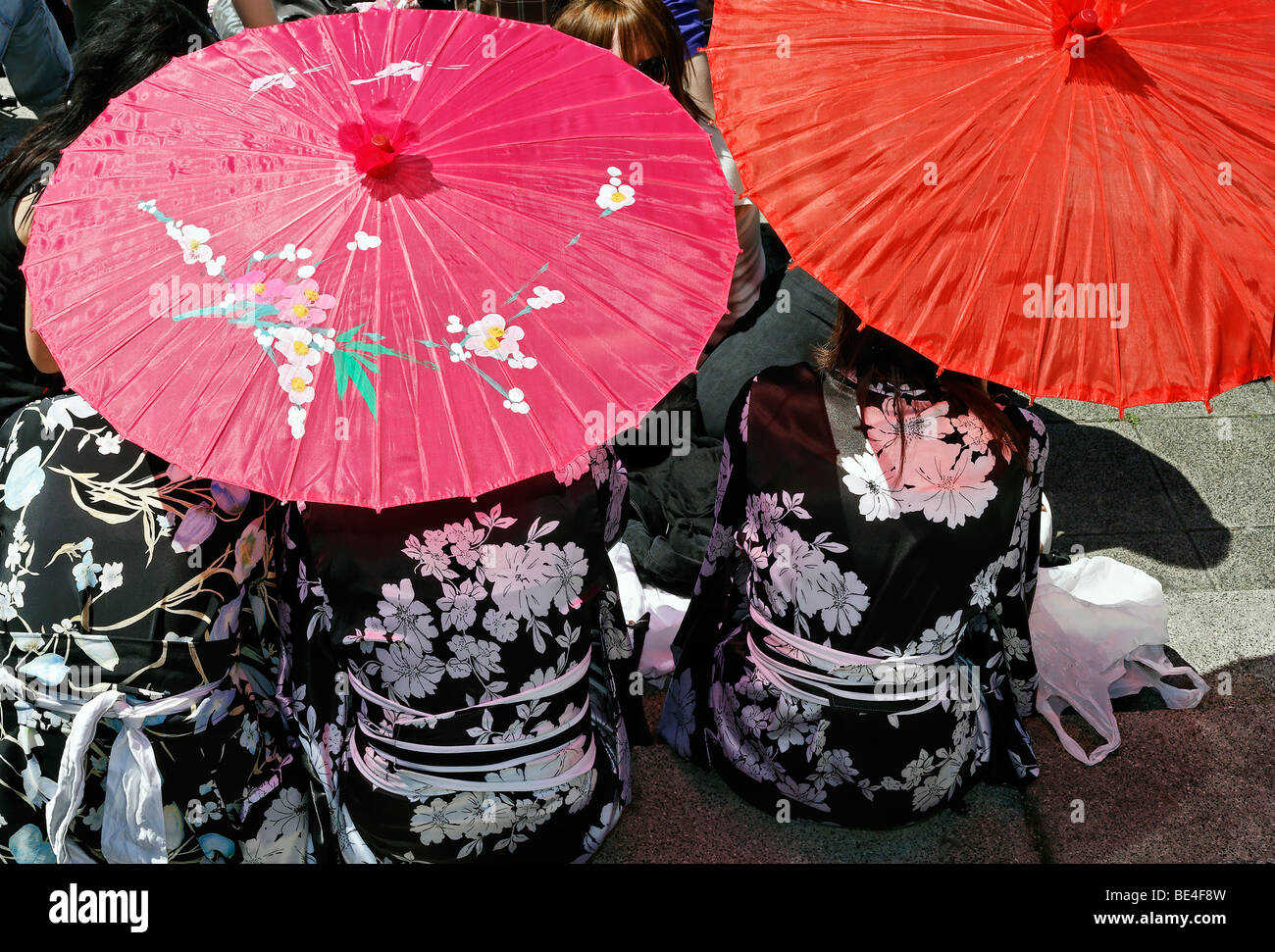 Las personas en kimonos japoneses Japantag bajo sombrillas, El Día del Japón, Dusseldorf, Renania del Norte-Westfalia Foto de stock