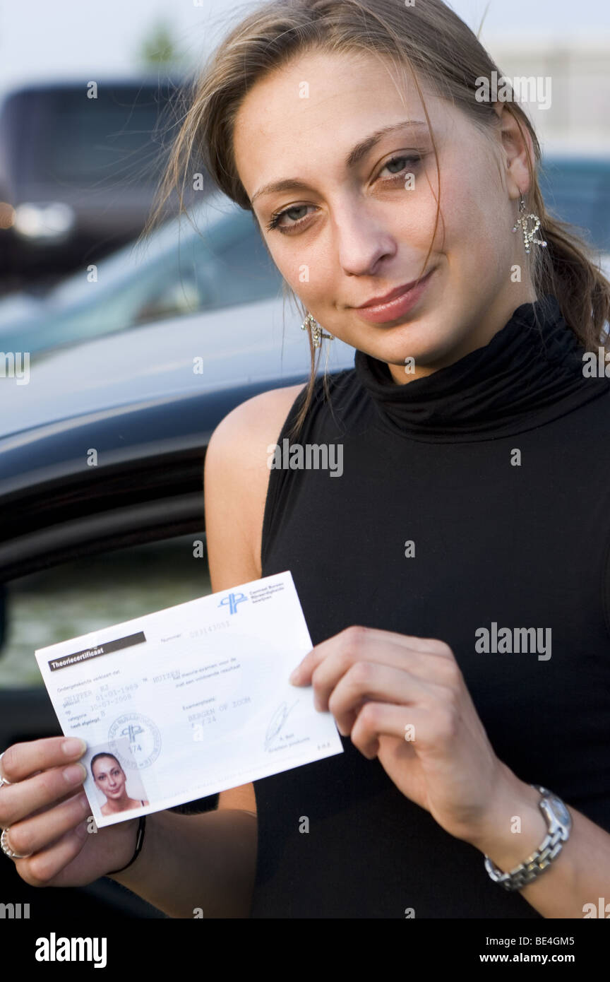 La joven holandesa mostrando orgullosamente su documento aprobado el examen teórico de controladores Foto de stock