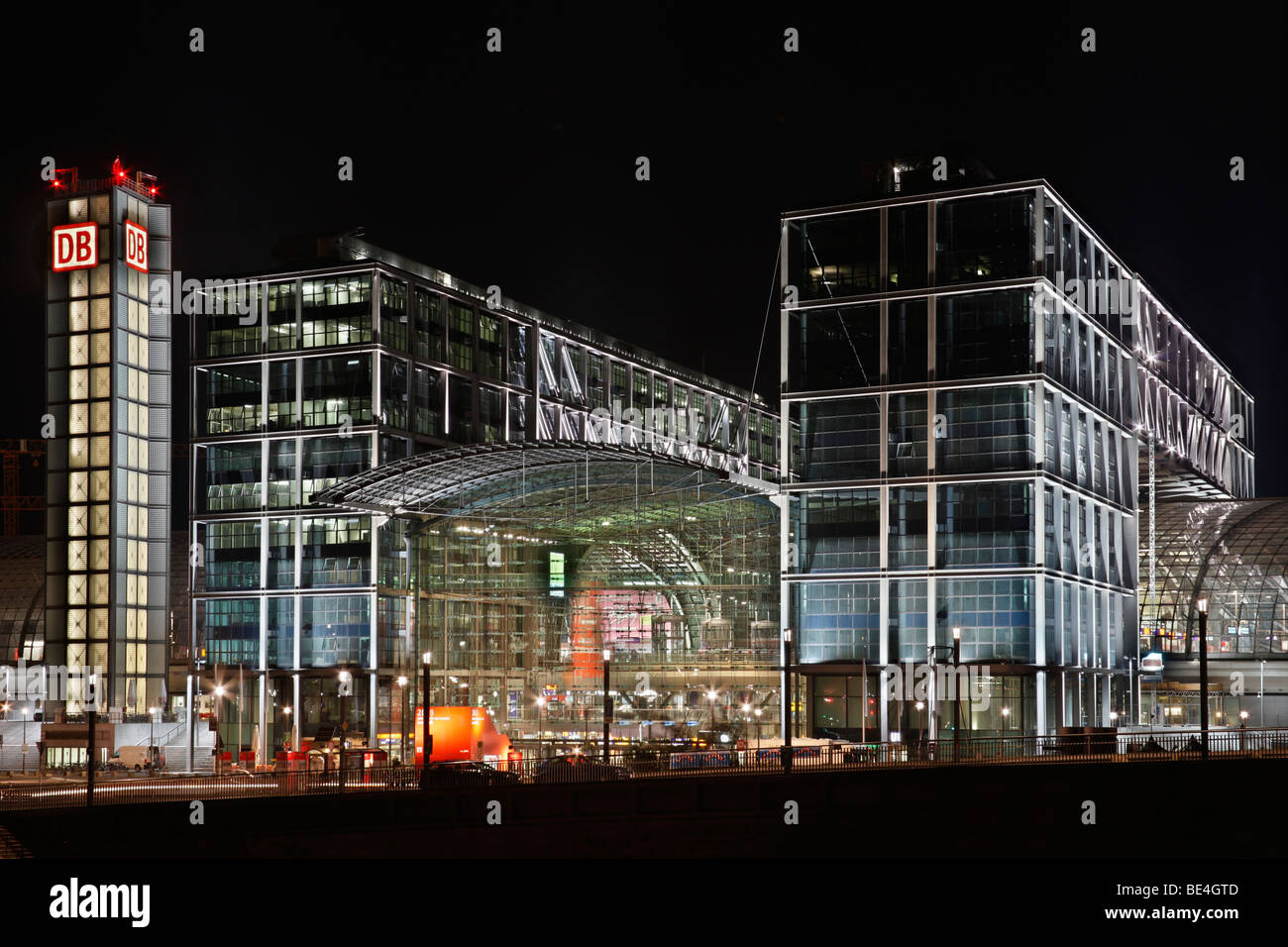 Night Shot de Berlin Hauptbahnhof, la estación central de trenes de Berlín, Alemania, Europa Foto de stock