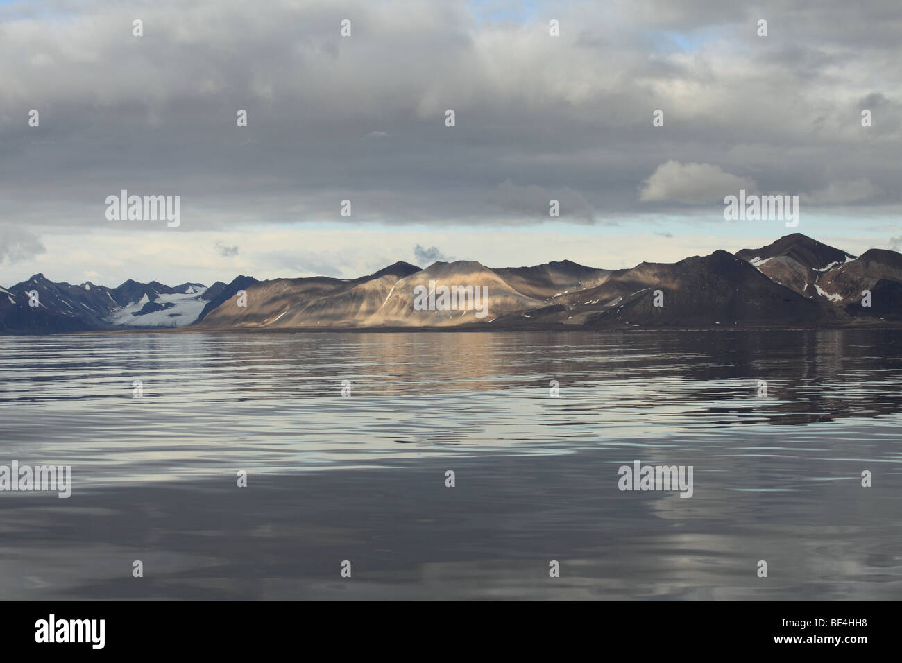 El paisaje de Svalbard, glaciares y el océano Ártico Foto de stock