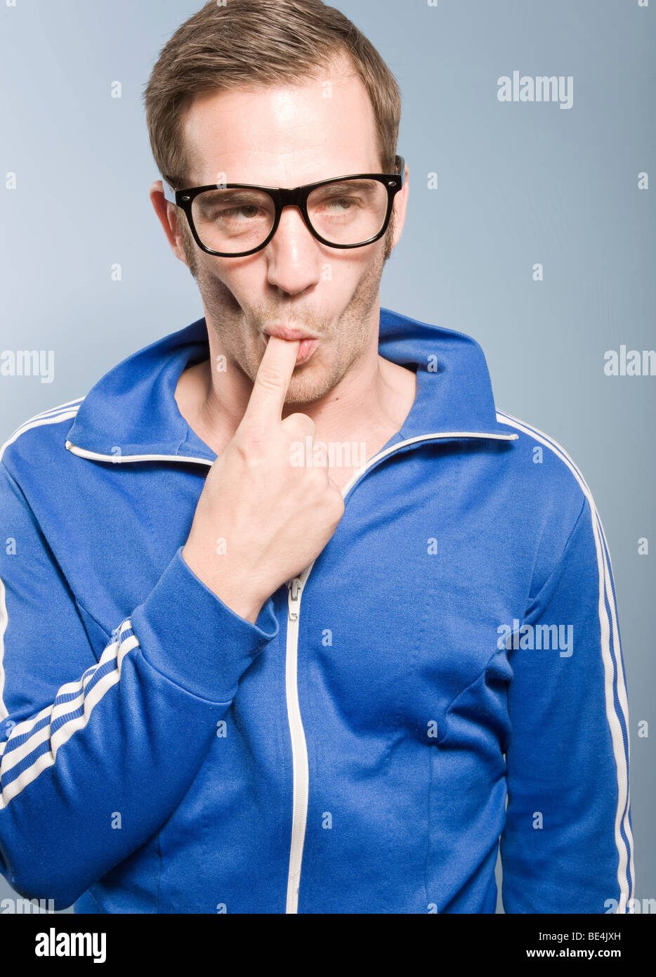 Caucho espada amanecer Joven posando en un estilo retro Adidas sport traje, dedo en boca  Fotografía de stock - Alamy