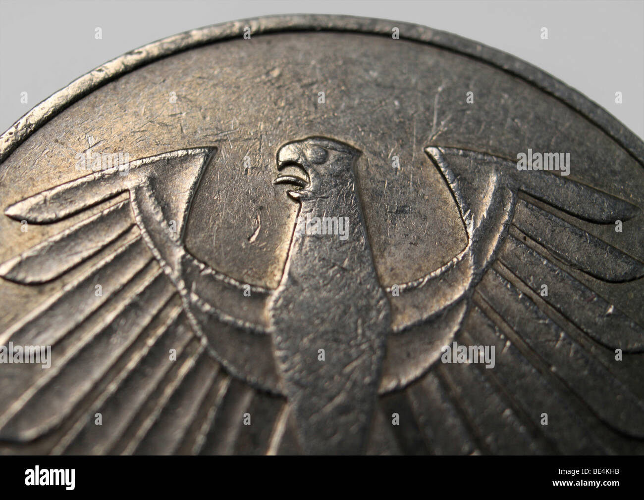 Águila Alemana en el viejo 5 DM Deutsche Mark, moneda antigua moneda alemana Foto de stock