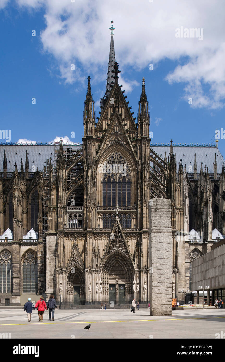 La Catedral de Colonia, la Catedral de San Pedro y María, portal del sur del crucero, los turistas caminando delante, Colonia Foto de stock