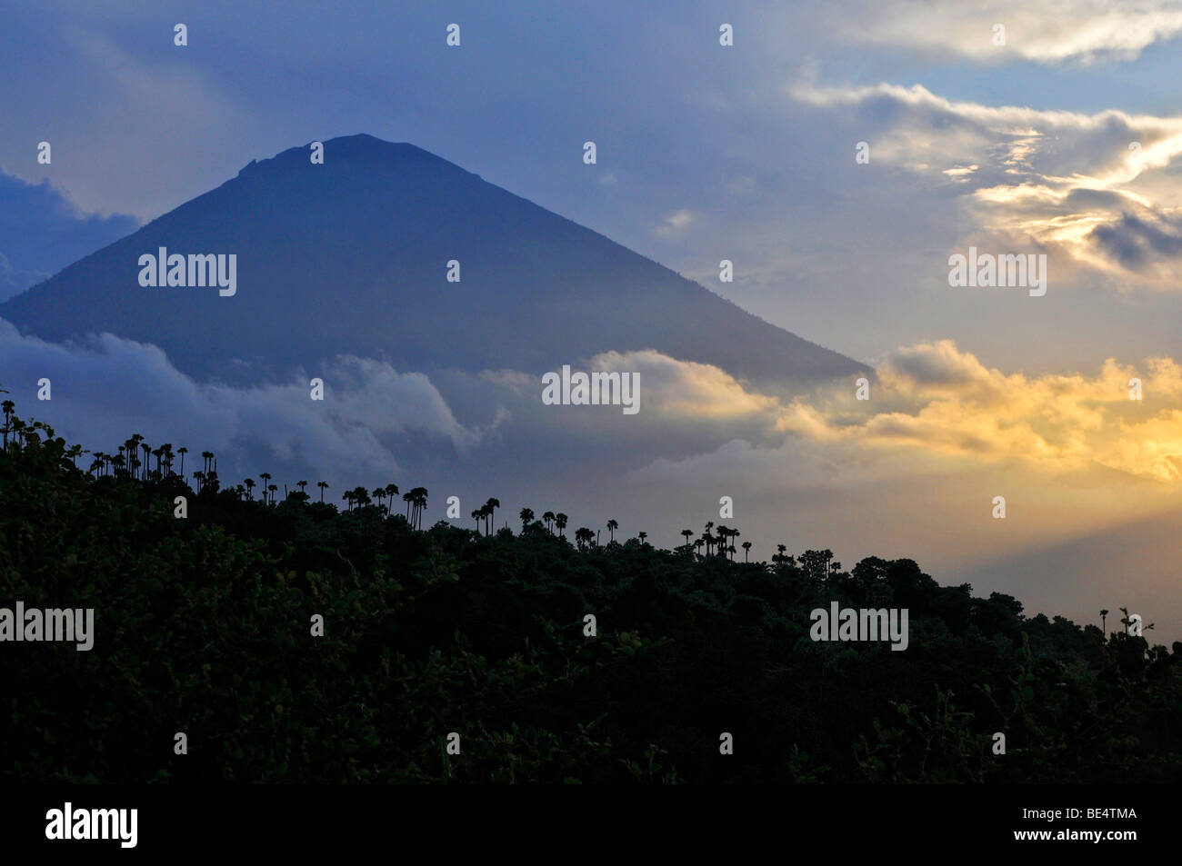 Atardecer con el Volcán Gunung Agung en Amed, Bali, Indonesia, en el sudeste de Asia Foto de stock