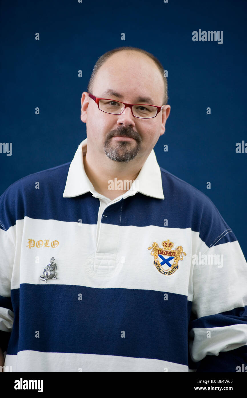 File:Carlos Ruiz Zafón (Feria del Libro de Madrid, 6 de junio de