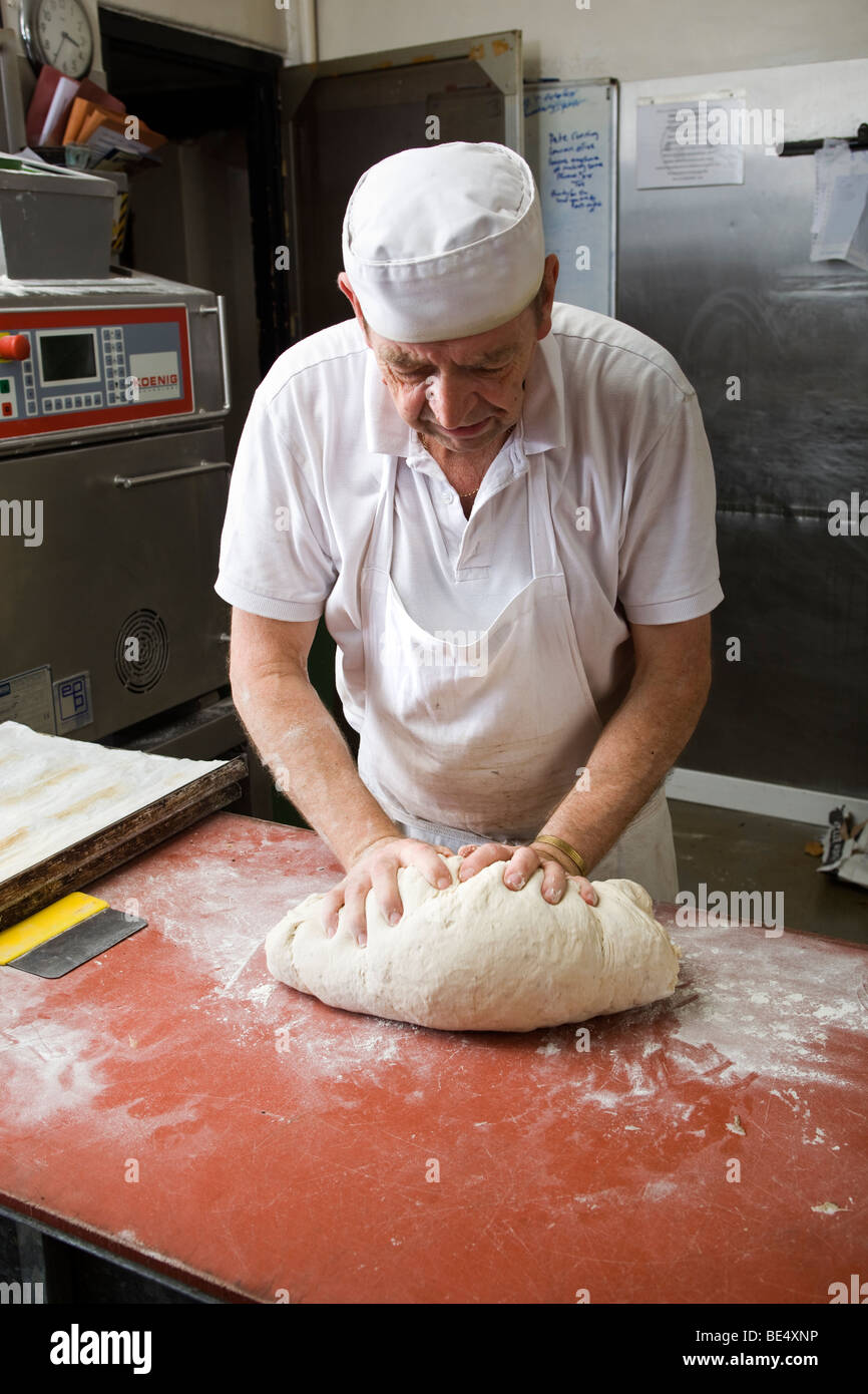 Baker haciendo pan en panadería Foto de stock