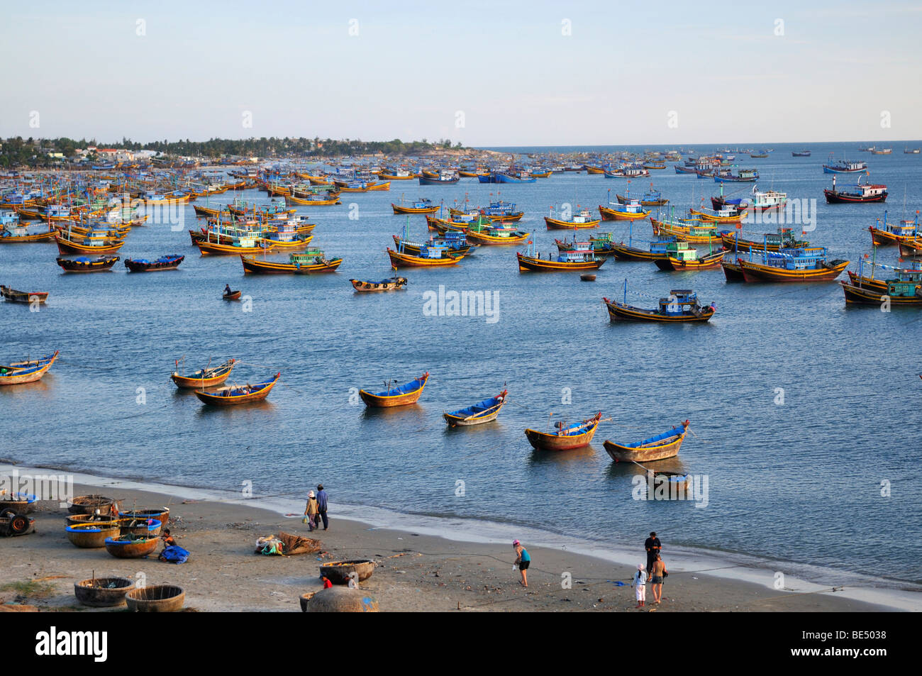 Los barcos de pesca en el puerto pesquero de Mui Ne, Vietnam, Asia Foto de stock