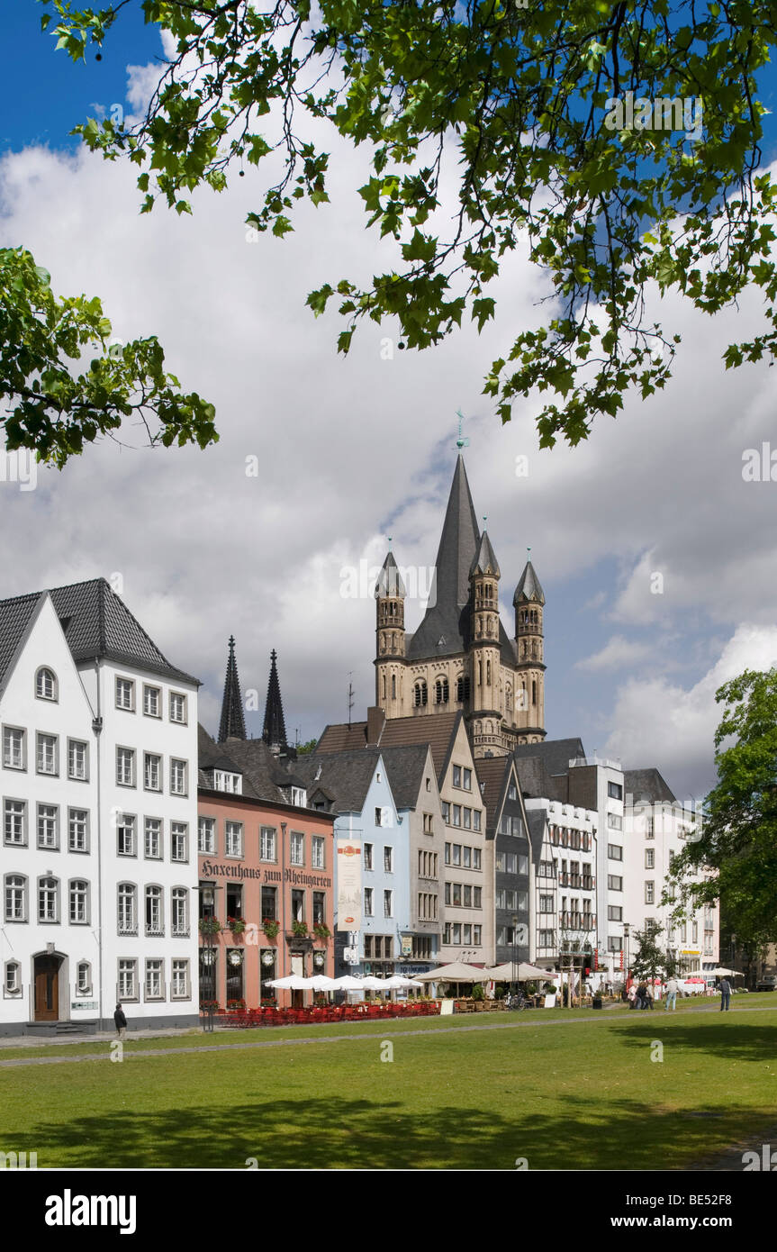 El centro histórico de la ciudad de Colonia, con la Catedral de San Martín bruto como se ve desde la orilla del río Rin, Colonia, Renania septentrional-W Foto de stock