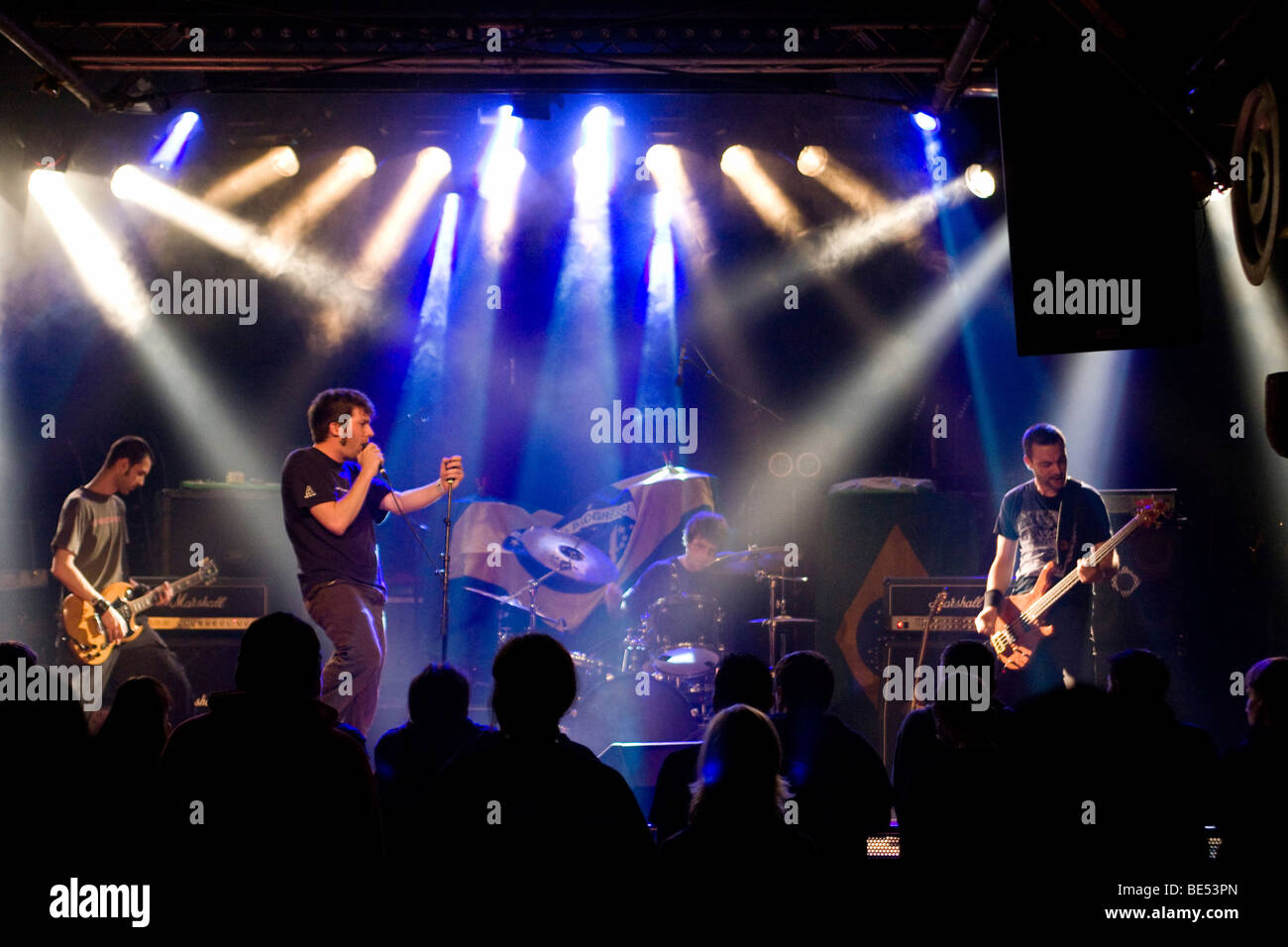 Swiss trash metal banda en vivo en la Liga Crash Schueuer, Lucerna, Suiza Foto de stock