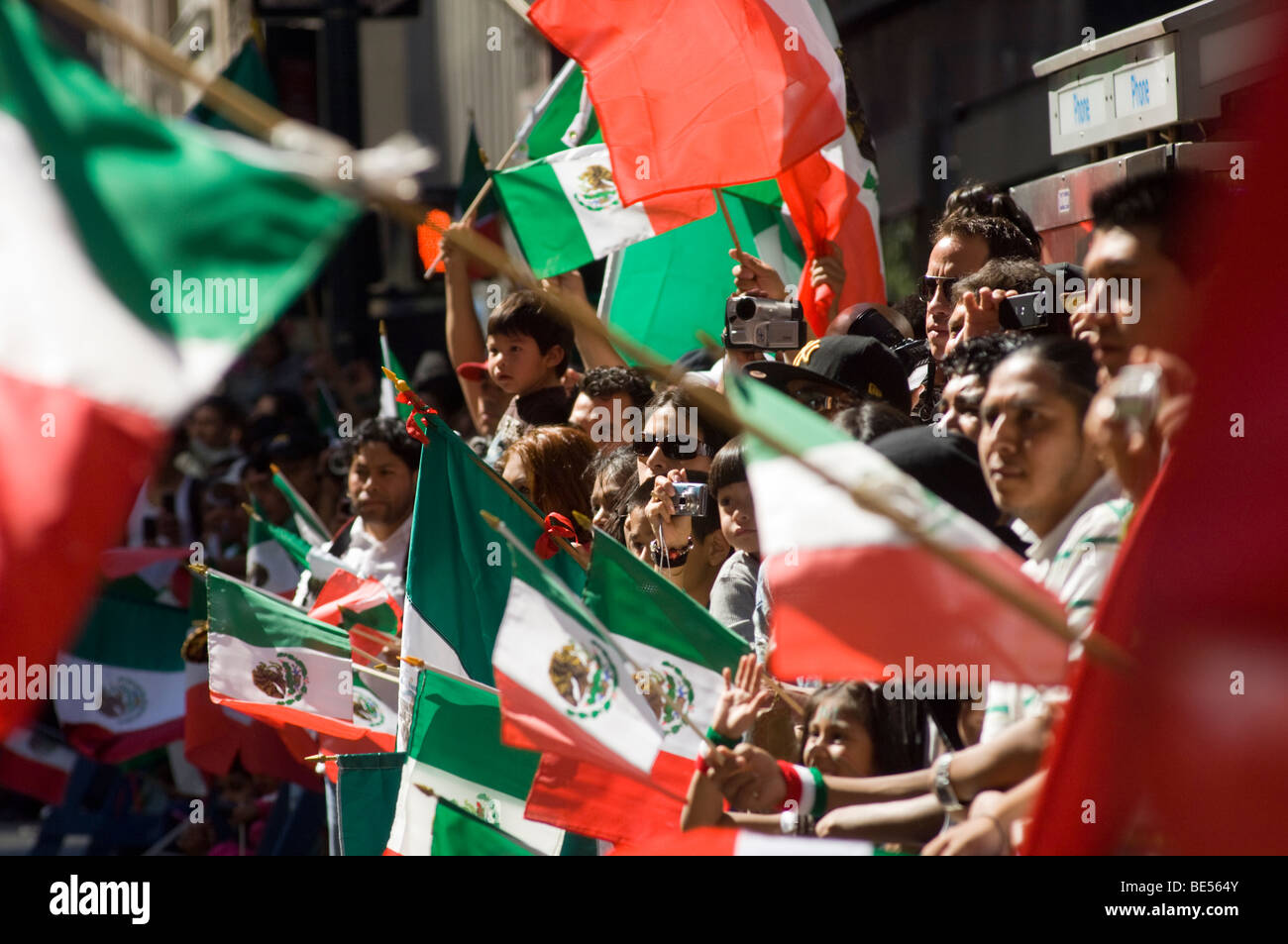 Los mexicanoamericanos se reúnen en Madison Avenue en Nueva York