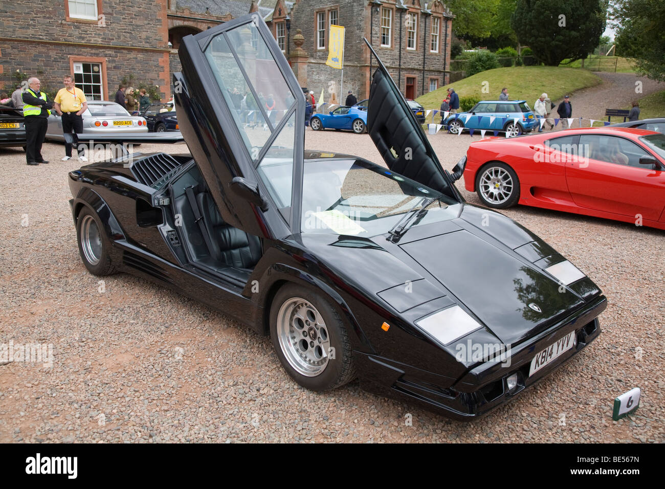 Lamborghini Countach negro mediados de-engined sports car Fotografía de  stock - Alamy