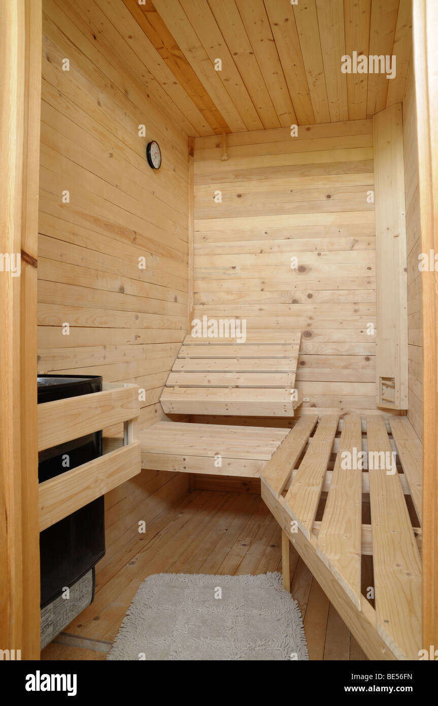 Interior de una sauna de madera Foto de stock