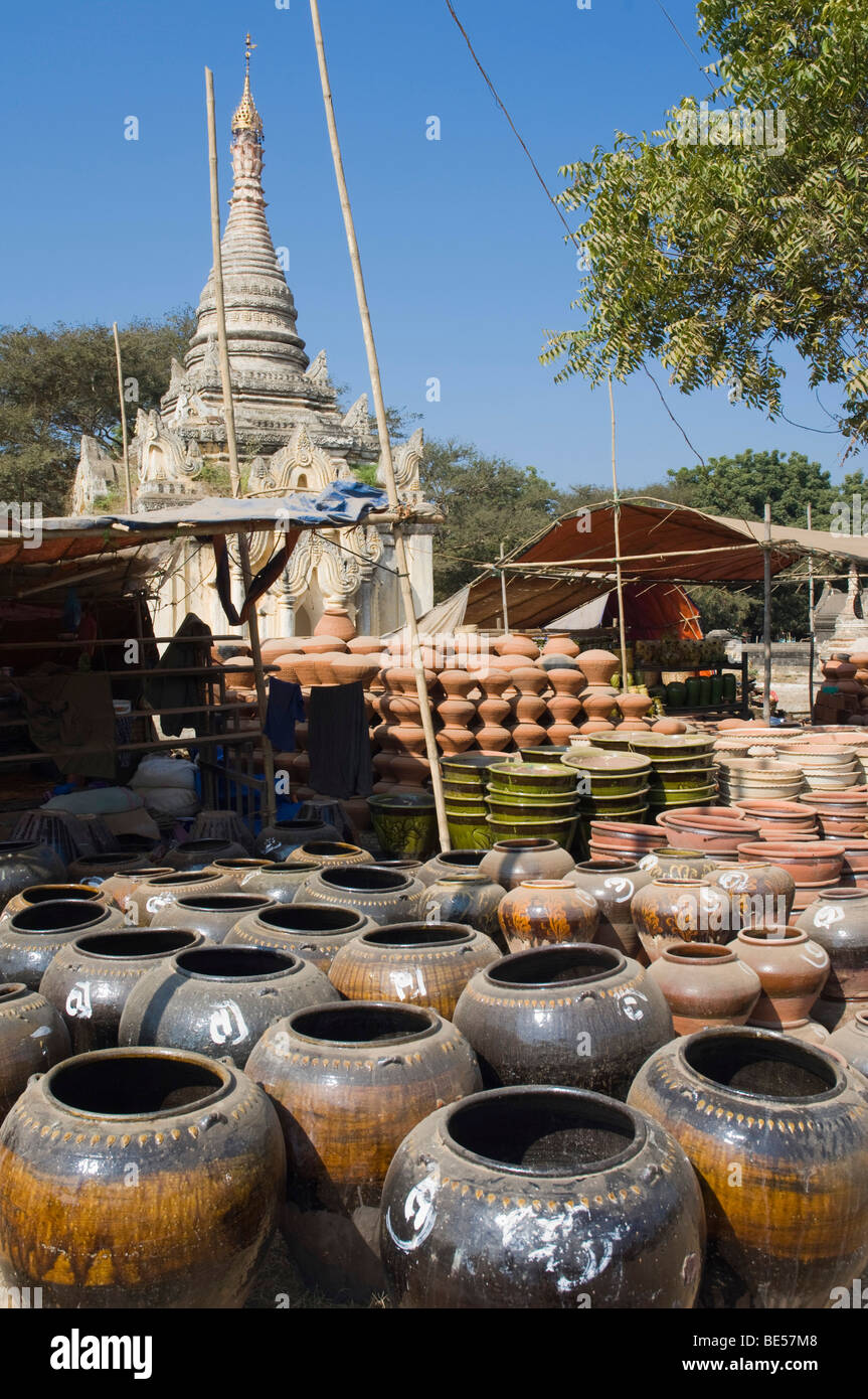 Calado de alfarería en el antiguo mercado de Bagan, pagano, Birmania, Birmania, Myanmar, Asia Foto de stock