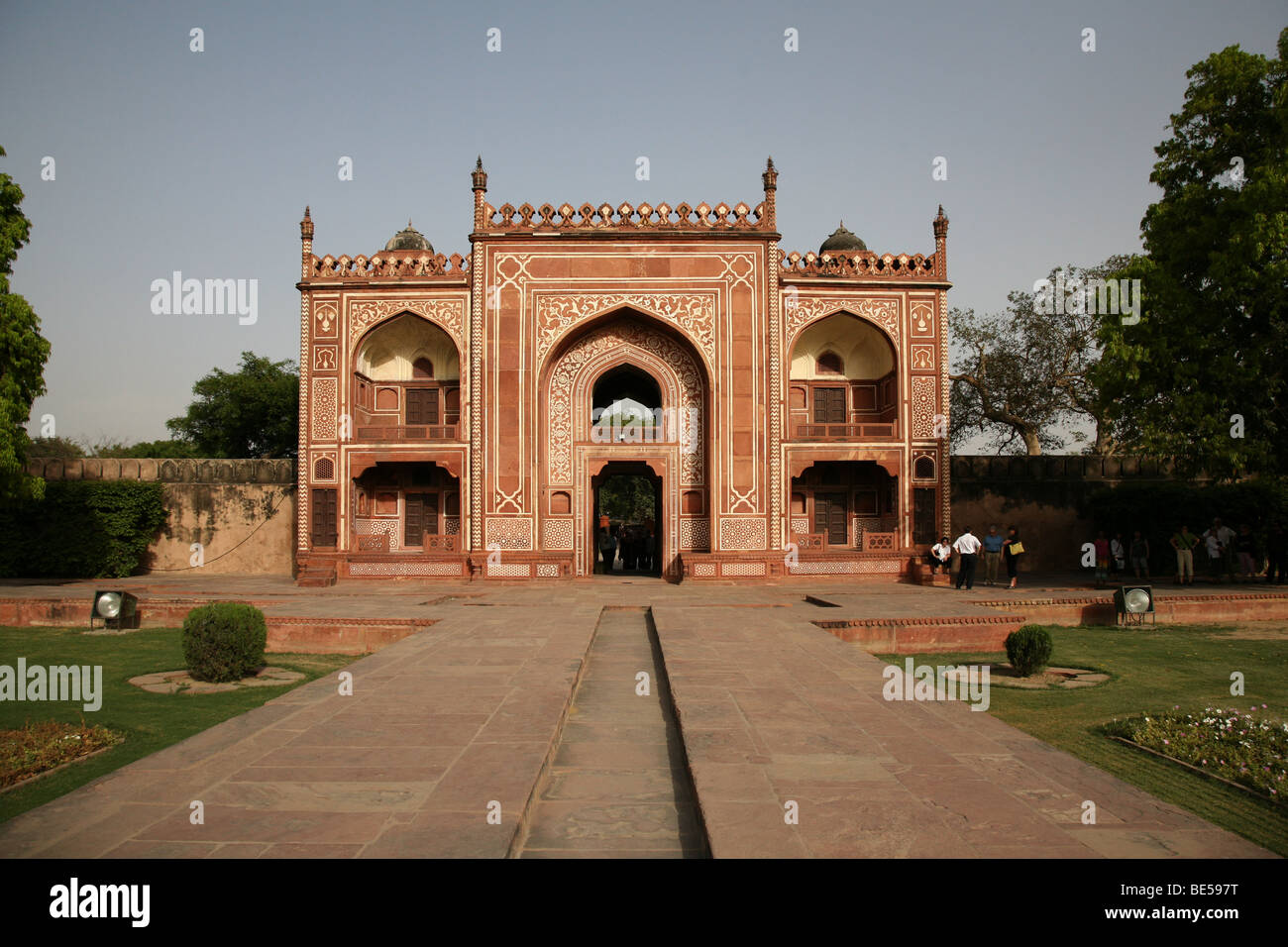 Gatehouse ante la tumba de Itimad Ud Daulah, o "Baby Taj", en Agra, India. Foto de stock