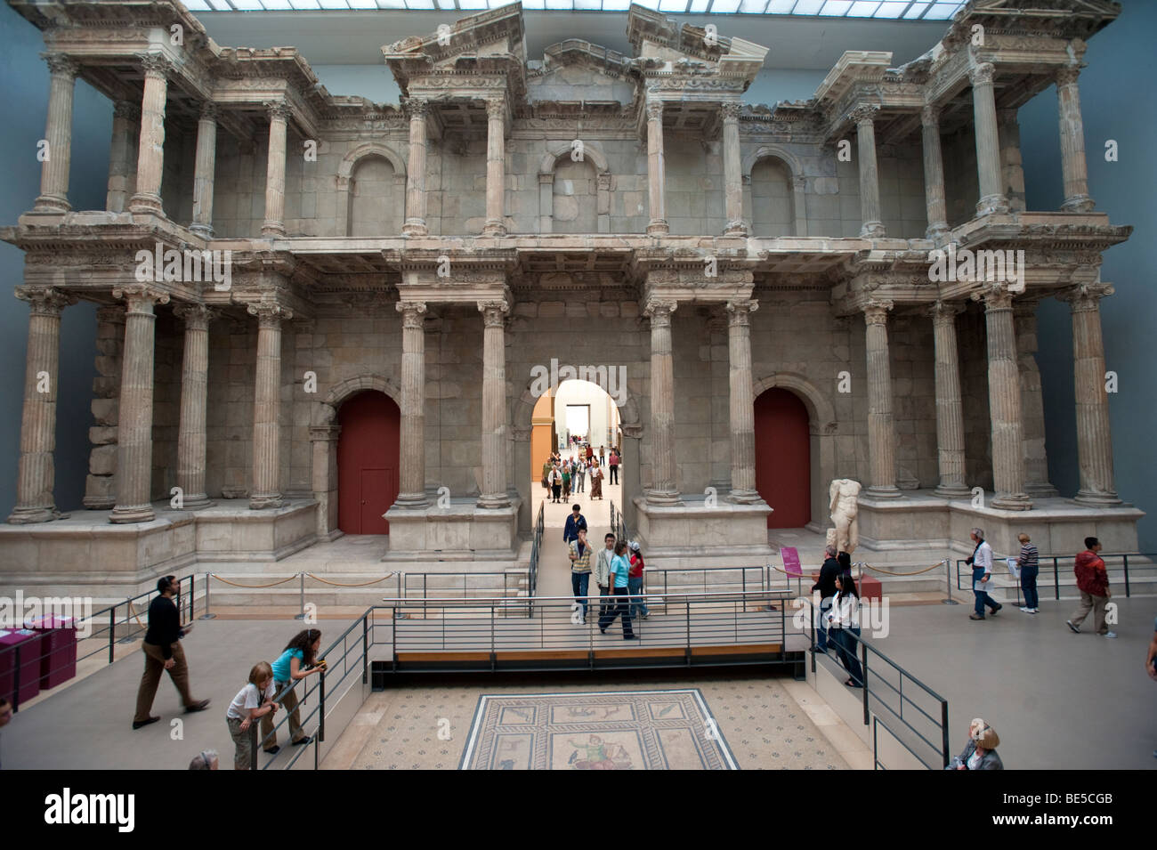 Recientemente restaurada Puerta del mercado de Mileto en el Museo de Pérgamo en la Museumsinsel en Berlin Foto de stock