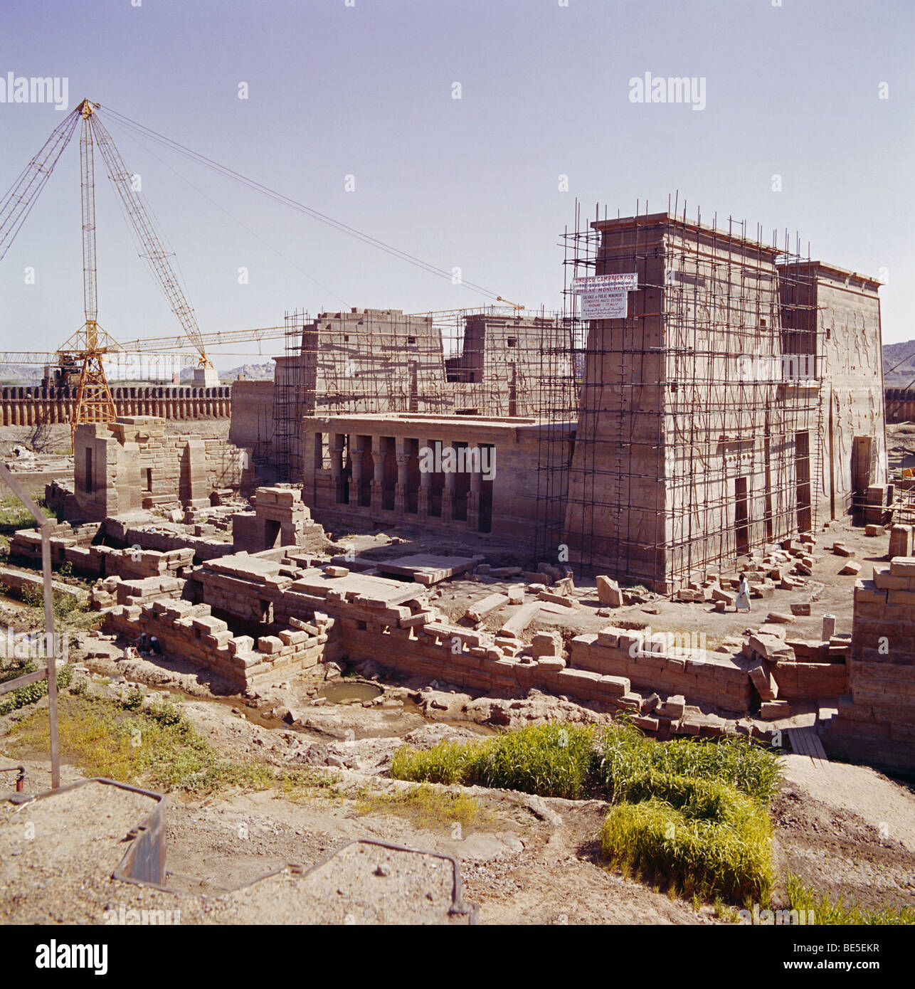 Egipto, la deconstrucción del templo ahogado del Nilo de Isis en Philae, siendo desmantelado piedra por piedra y trasladado a la cercana isla de Agilika Foto de stock