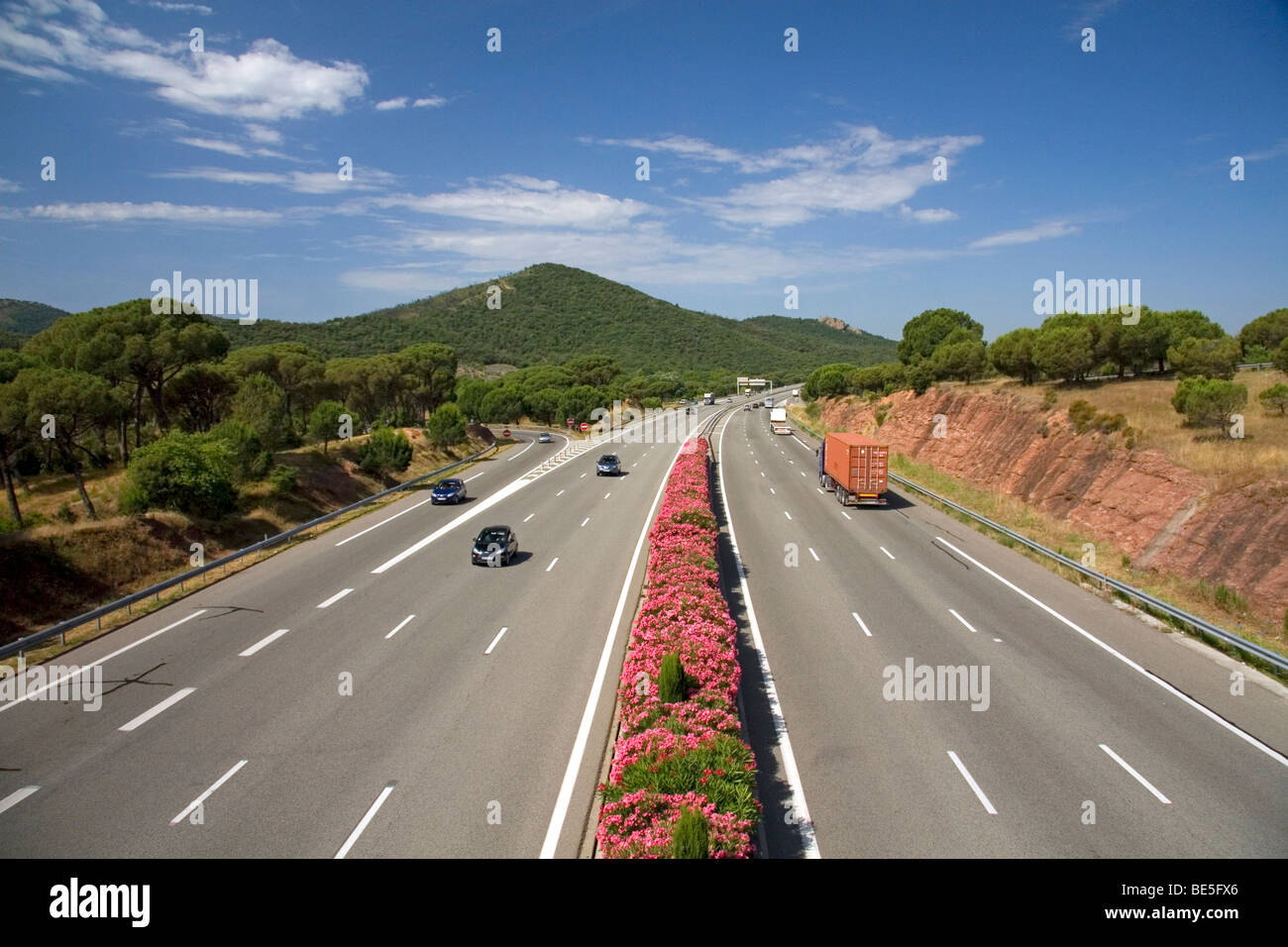 Vehículos viajan en la autopista A8, La Provencale, en el sur de Francia. Foto de stock