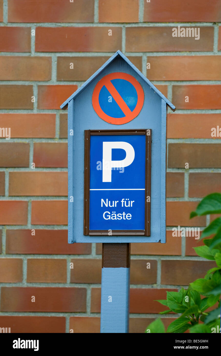 Firmar en la forma de una casa leyendo Nur fuer Gaeste, Alemán para: aparcamiento sólo para clientes, aparcamiento limitado Foto de stock