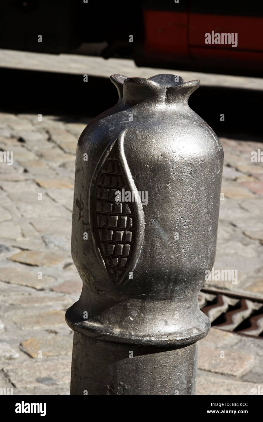 Poste de hierro en forma de la granada el símbolo de Granada se utiliza  para detener los coches sobre el asfalto de estacionamiento Fotografía de  stock - Alamy