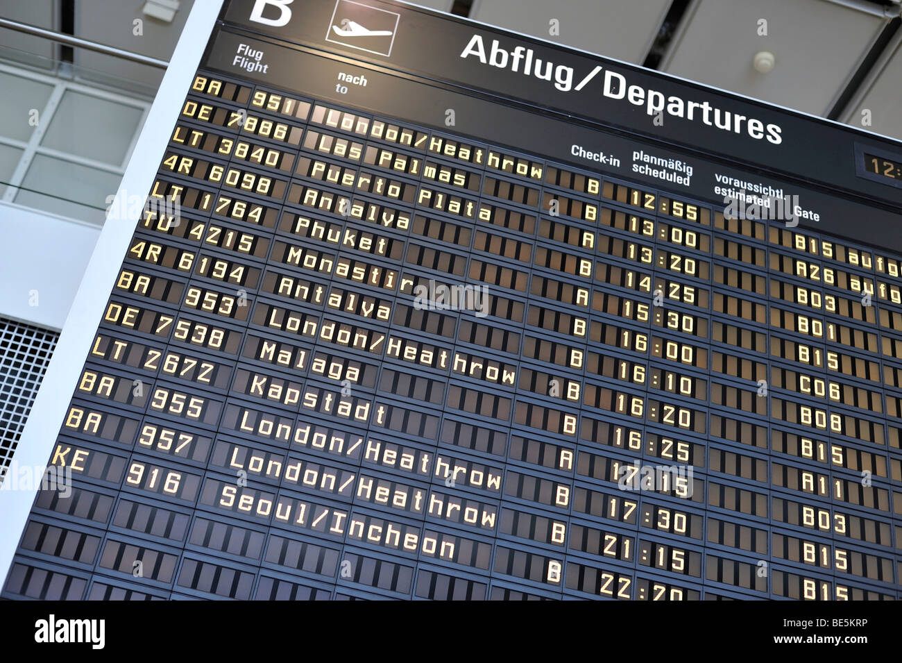 Departures board munich airport terminal fotografías e imágenes de alta  resolución - Alamy