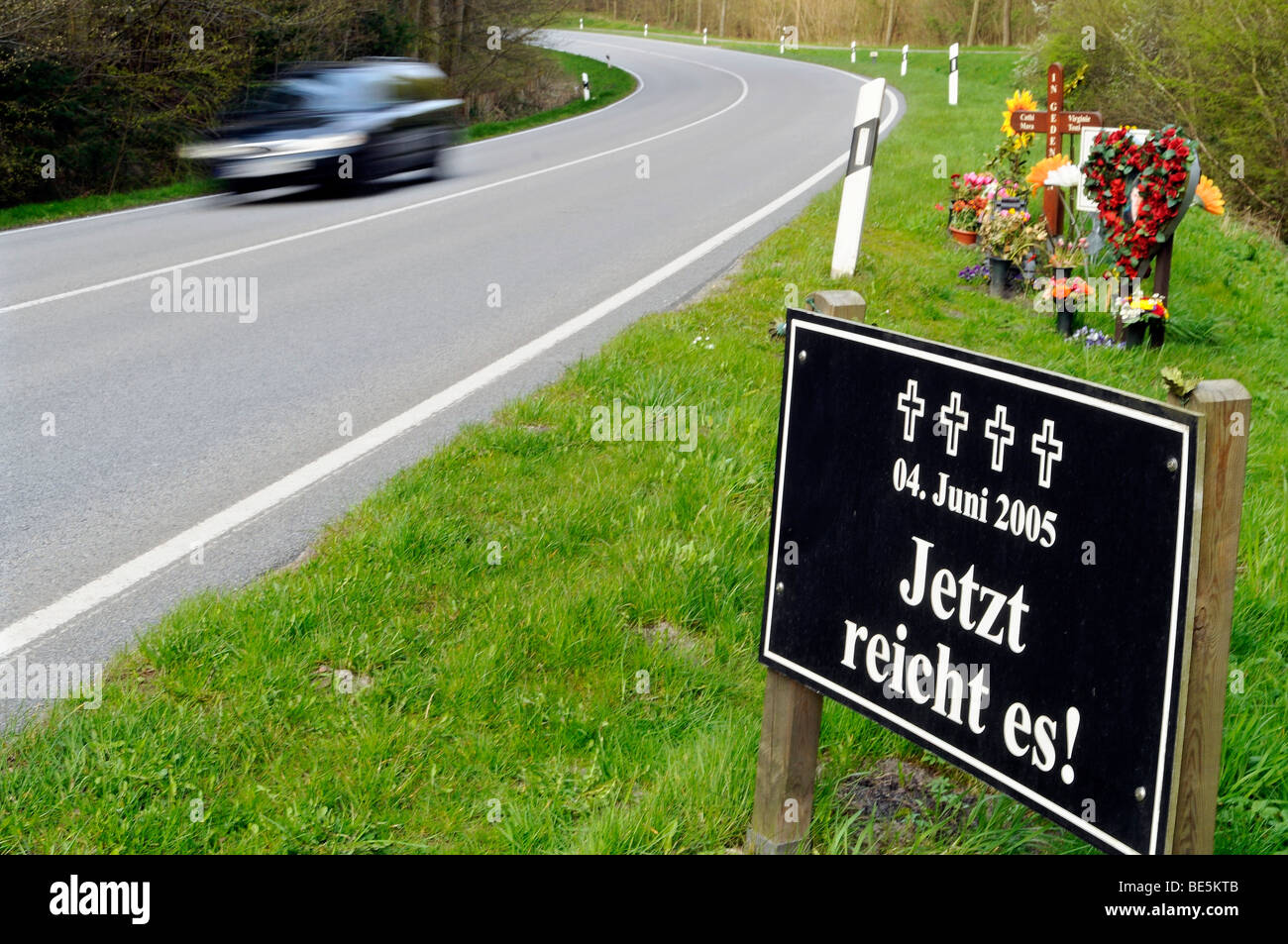 Cartel alemán "4 de junio de 2005, que ya es suficiente!" del alemán-Offender-Victim 'Speeder' Foundation, lugar del accidente en el Ruege Foto de stock
