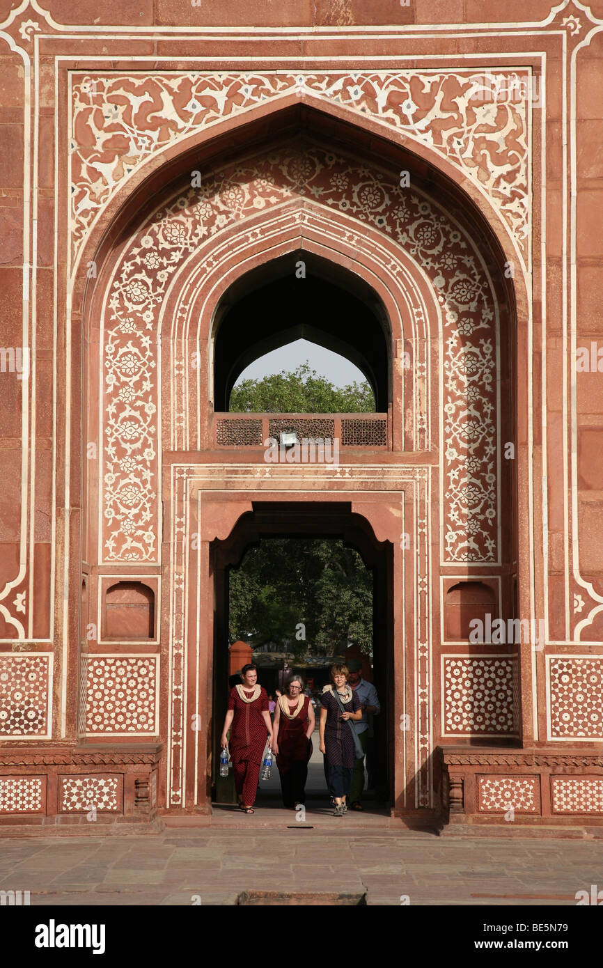 Gatehouse ante la tumba de Itimad Ud Daulah, o "Baby Taj", en Agra, India. Foto de stock