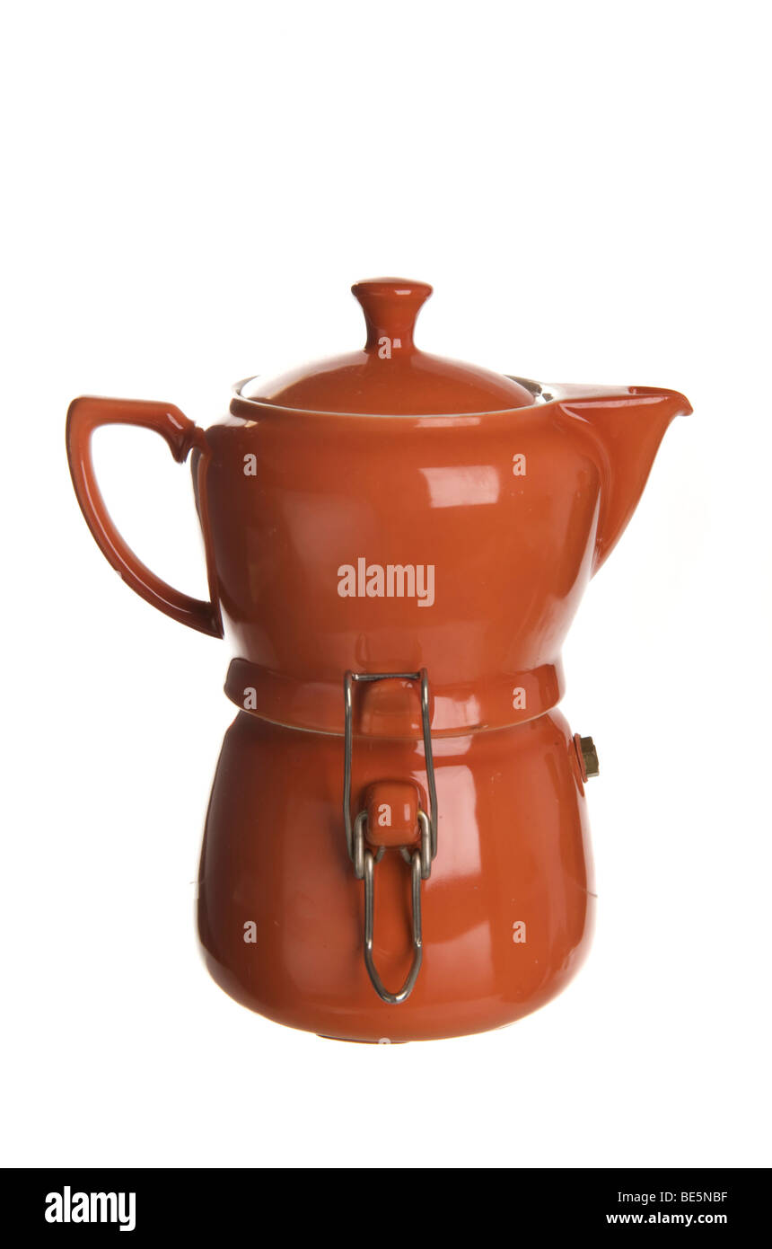 Antigua cafetera espresso para la estufa, hecha de cerámica de color  terracota Fotografía de stock - Alamy
