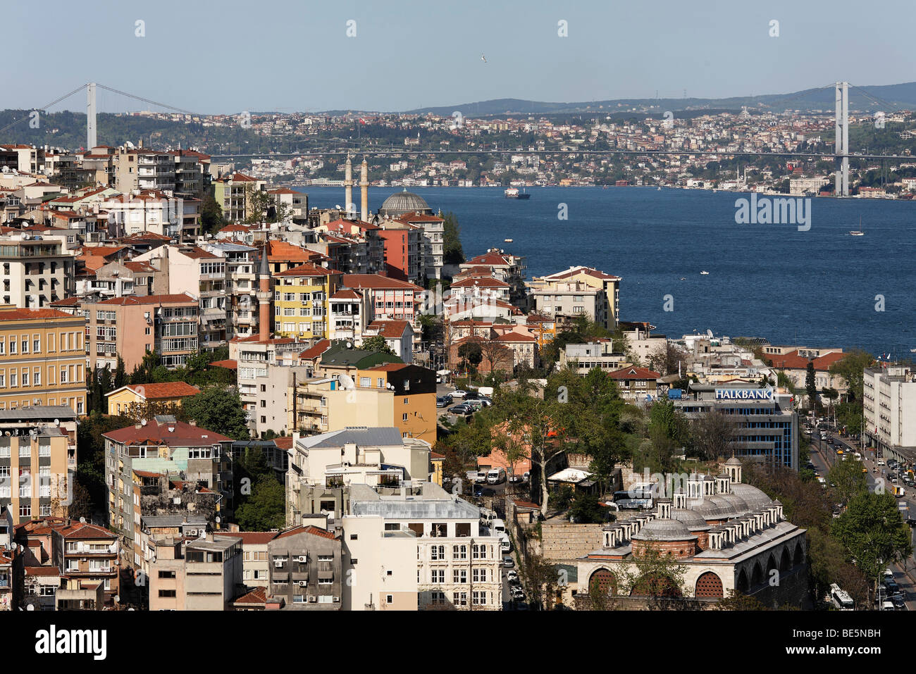 Vistas panorámicas de los tejados de Galatasaray en el puente del Bósforo, Tophane, Estambul, Turquía Foto de stock