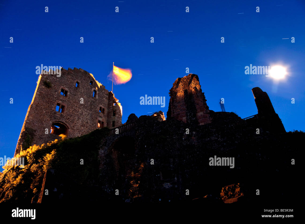 Las ruinas del castillo de Geroldseck bajo la luz de la luna, Baden-Wurtemberg, Alemania, Europa Foto de stock