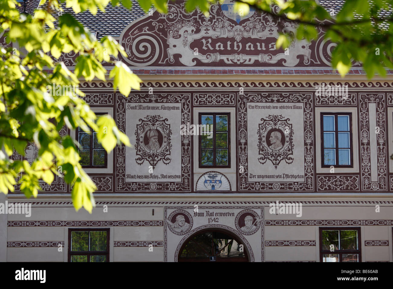Ayuntamiento con esgrafiados en la fachada de la ciudad Drosendorf, Waldviertel, Baja Austria, Austria, Europa Foto de stock