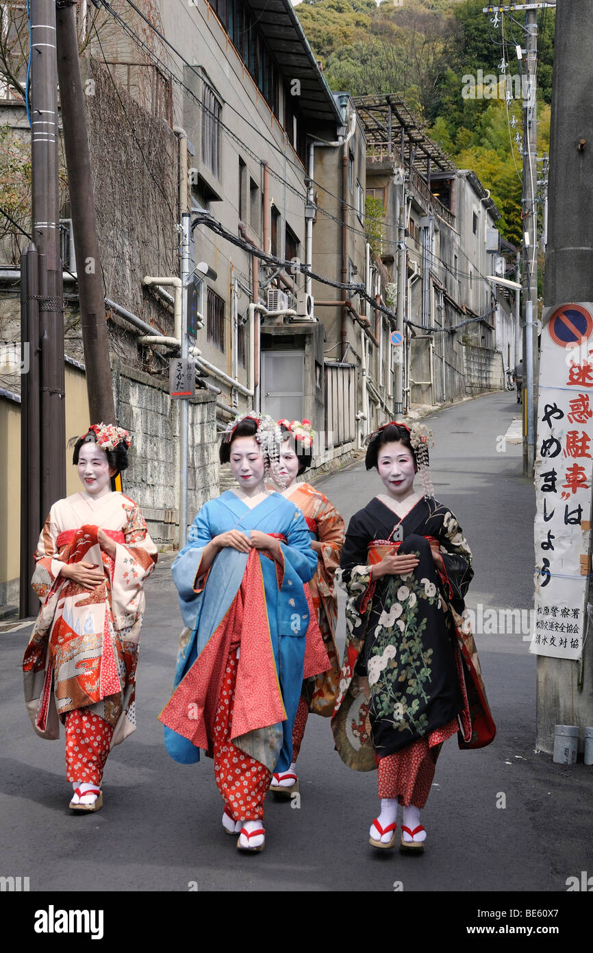 Maikos, geishas en formación, cerca del barrio de Gion, en Kioto, Japón,  Asia Fotografía de stock - Alamy
