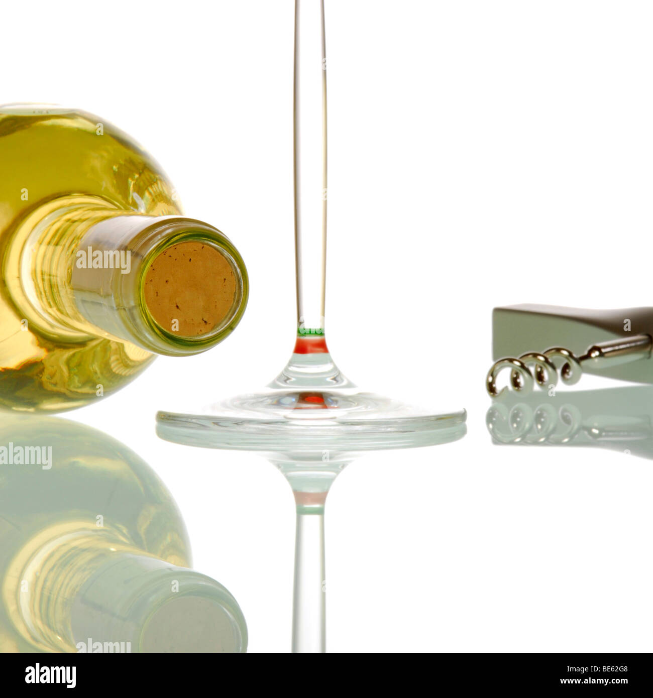 Still life, copa de vino, sacacorchos, sobre blanco Foto de stock