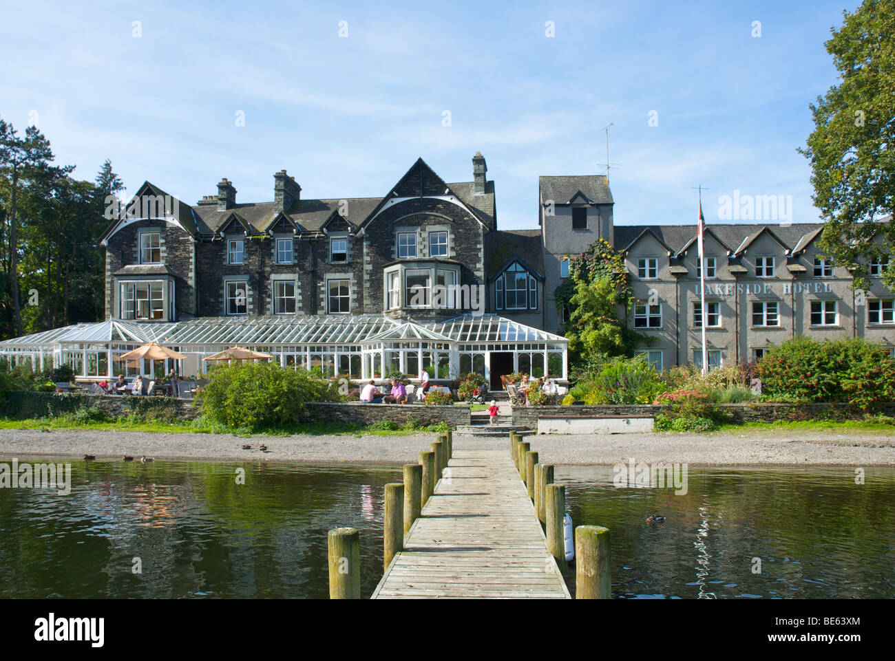 Hotel junto al lago, el lago Windermere, Lake District ...