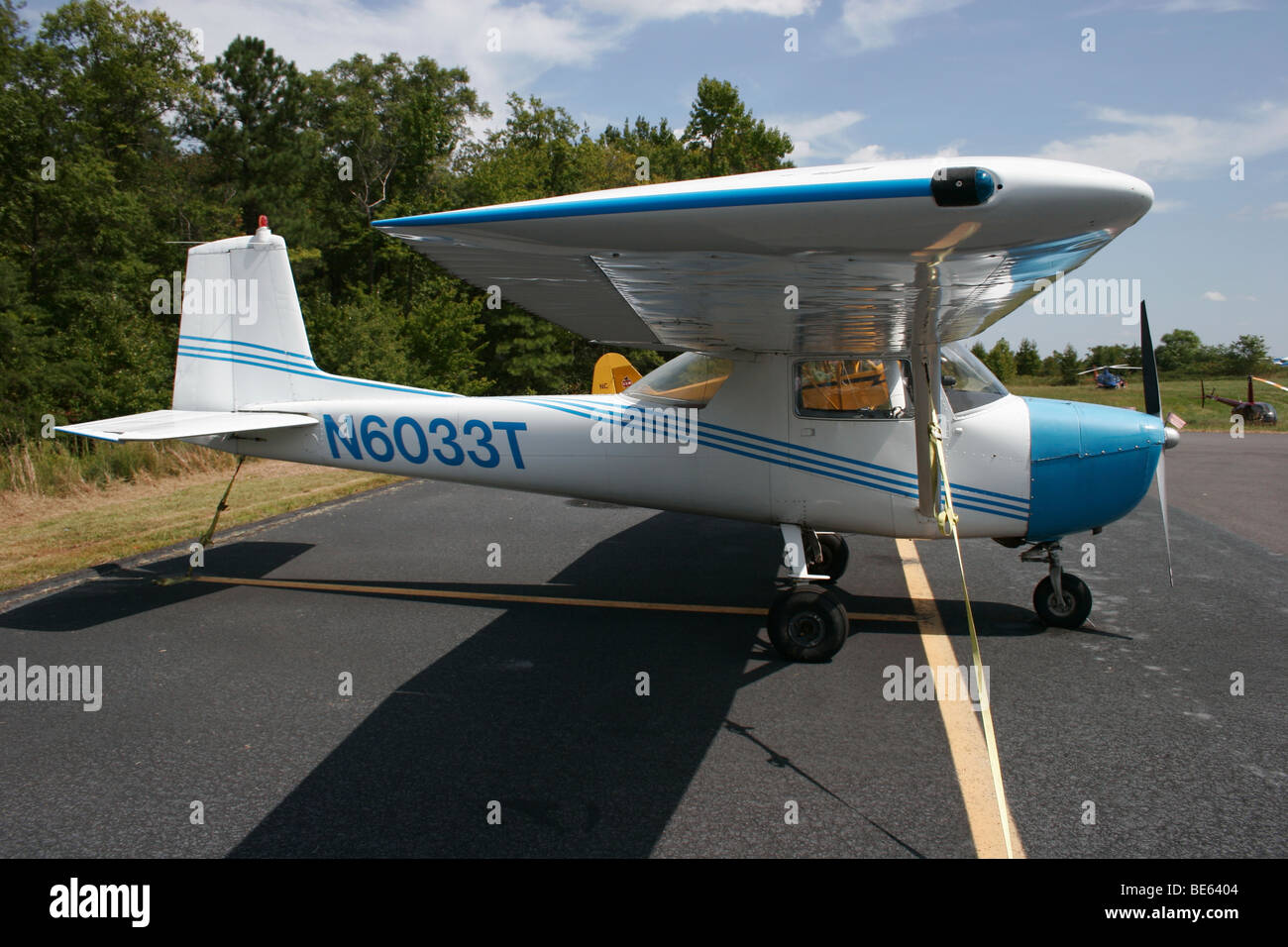 Vista lateral de un avión pequeño mostrando la forma aerodinámica de las alas. Foto de stock