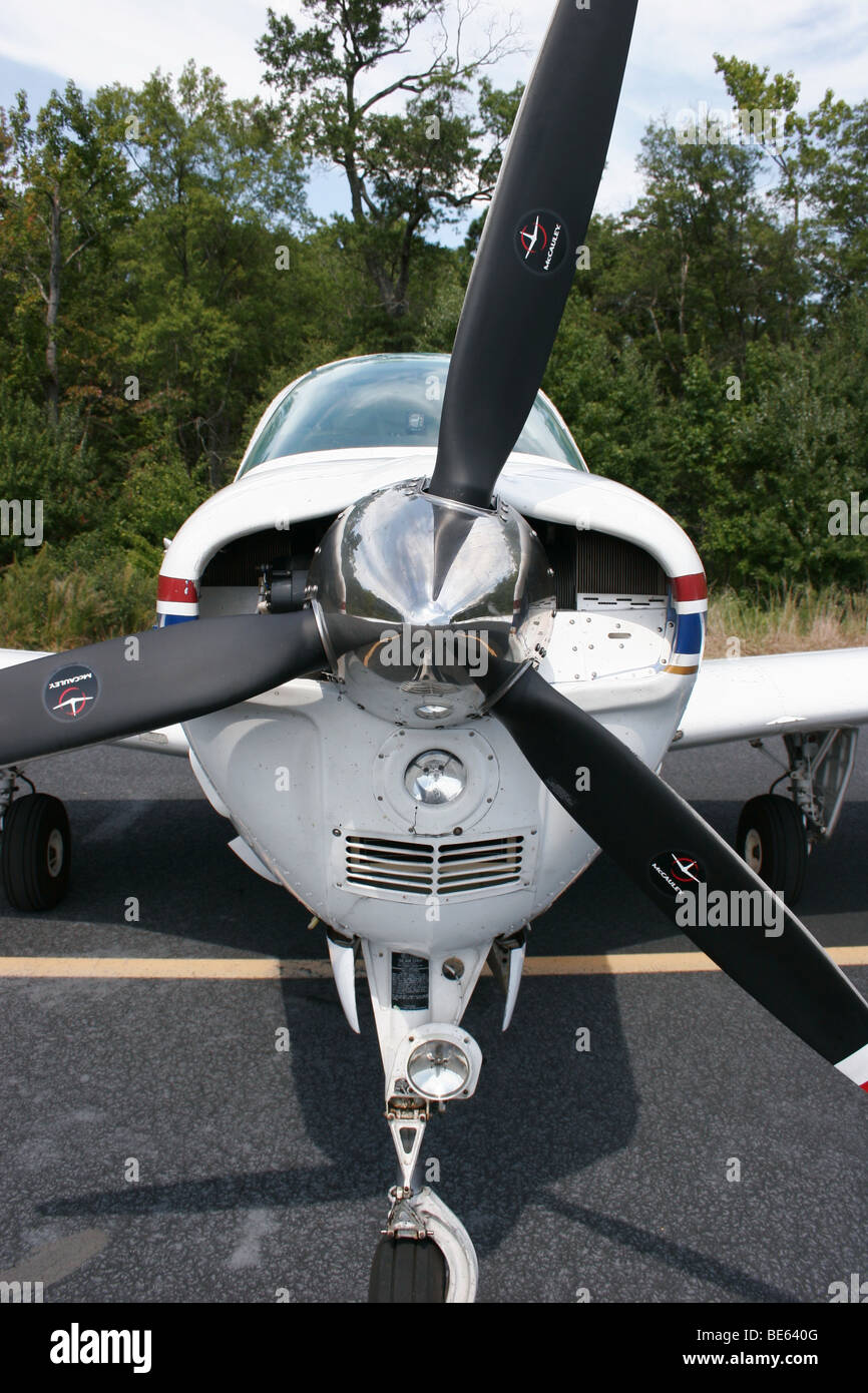 Hélice del avión pequeño, vista frontal, mostrando la colocación de 120 grados Foto de stock