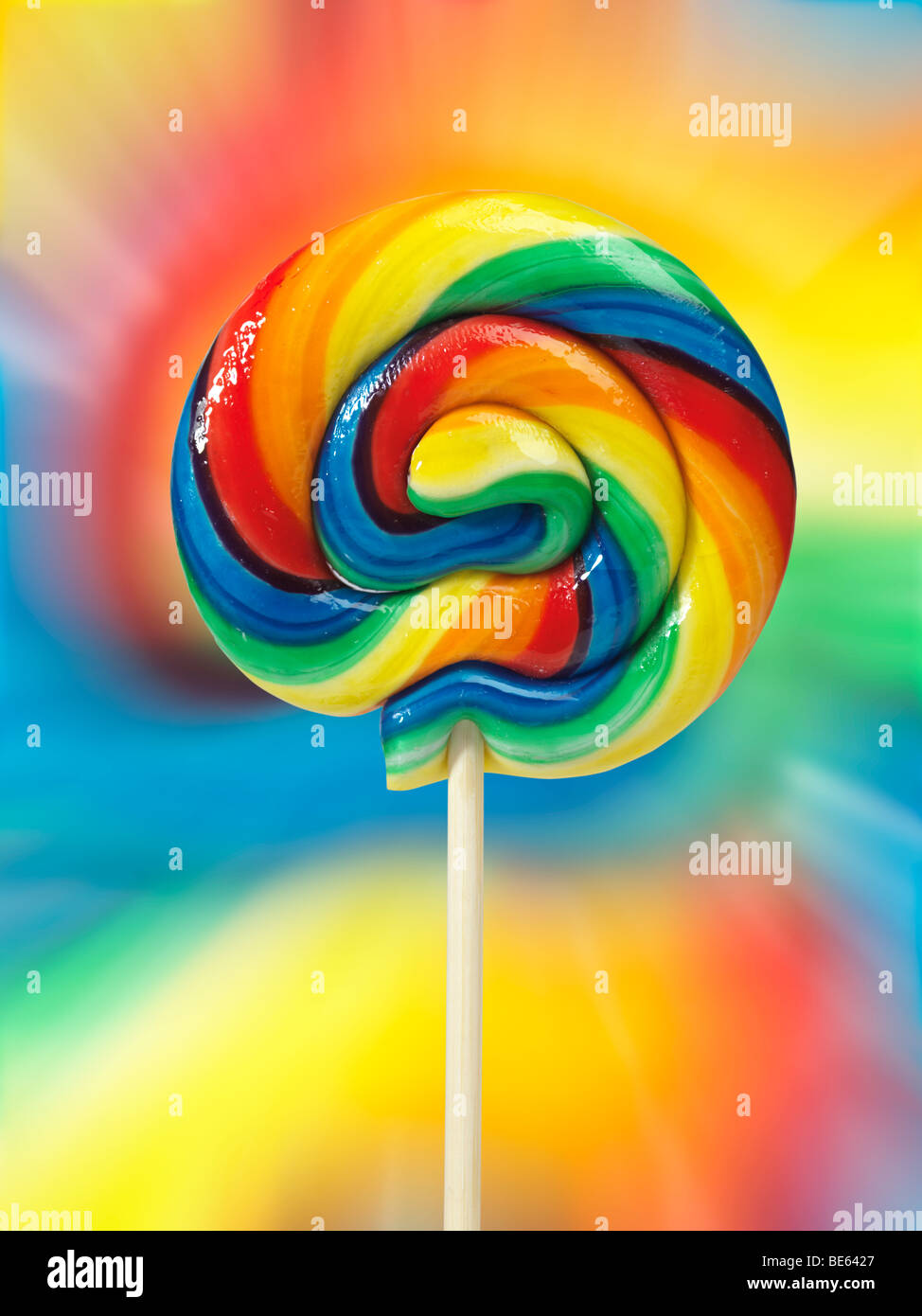 Colorido apetitoso lollipop sobre fondo de colores Foto de stock