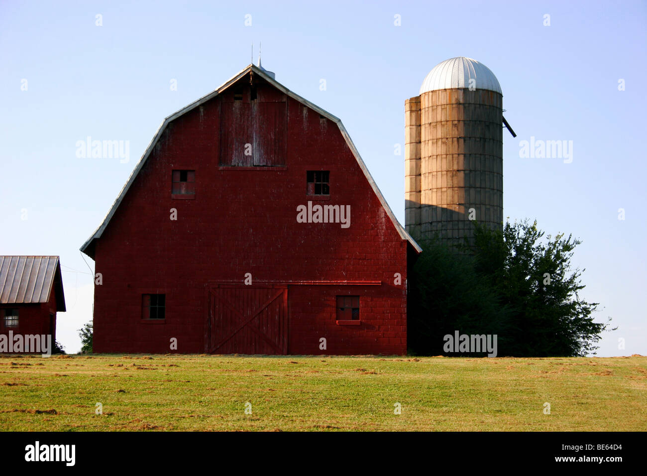 Granero y silo en verano. Foto de stock