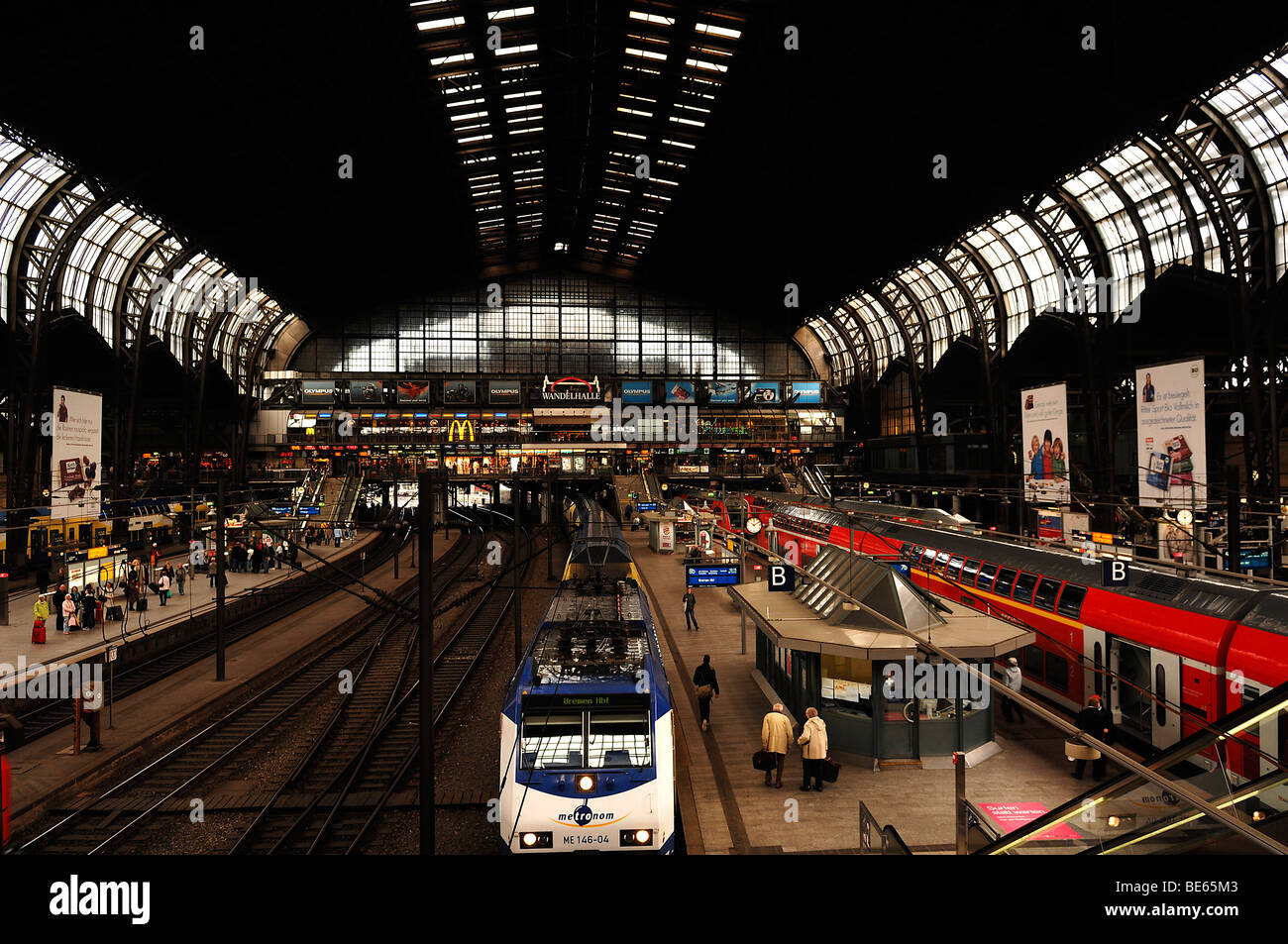 Estación de tren de hamburgo dentro fotografías e imágenes de alta  resolución - Alamy