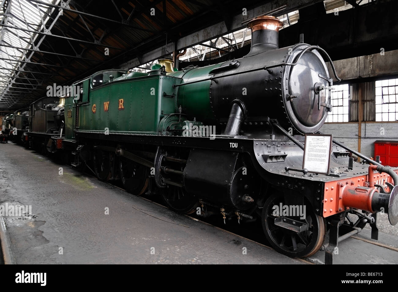 Nave de Motores en Didcot Railway Centre, con tren a vapor de 4144. Didcot, Oxfordshire, Inglaterra, Reino Unido. Foto de stock