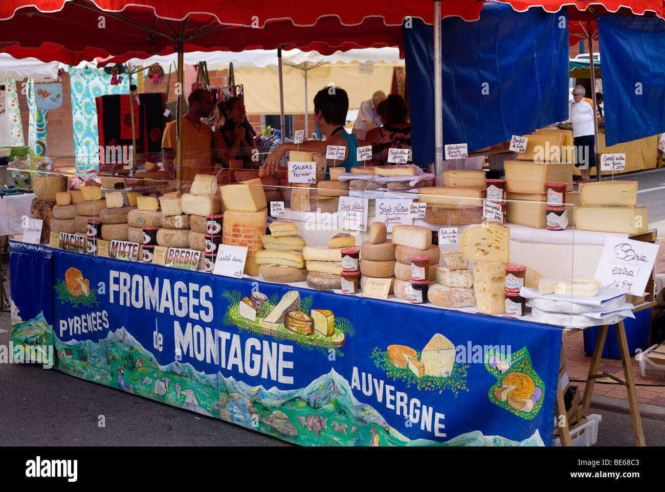 Calado de queso en el mercado semanal en Lacanau ocean en el Atlántico sur, la costa occidental de Francia en la región de Burdeos Foto de stock