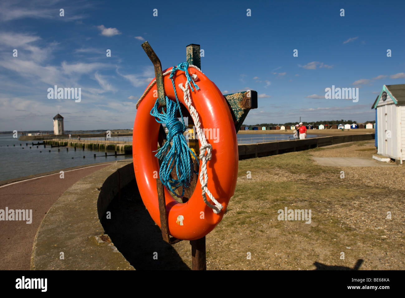 Pintadas cabañas de playa en el paseo marítimo de la ciudad costera de Essex Brightlingsea son la atracción estrella del resort Foto de stock