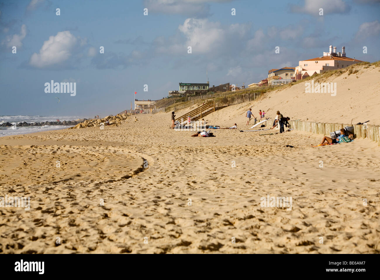 La playa en Lacanau ocean fuera de la temporada en el Atlántico sur, costa oeste de Francia, cerca de Bordeaux Foto de stock