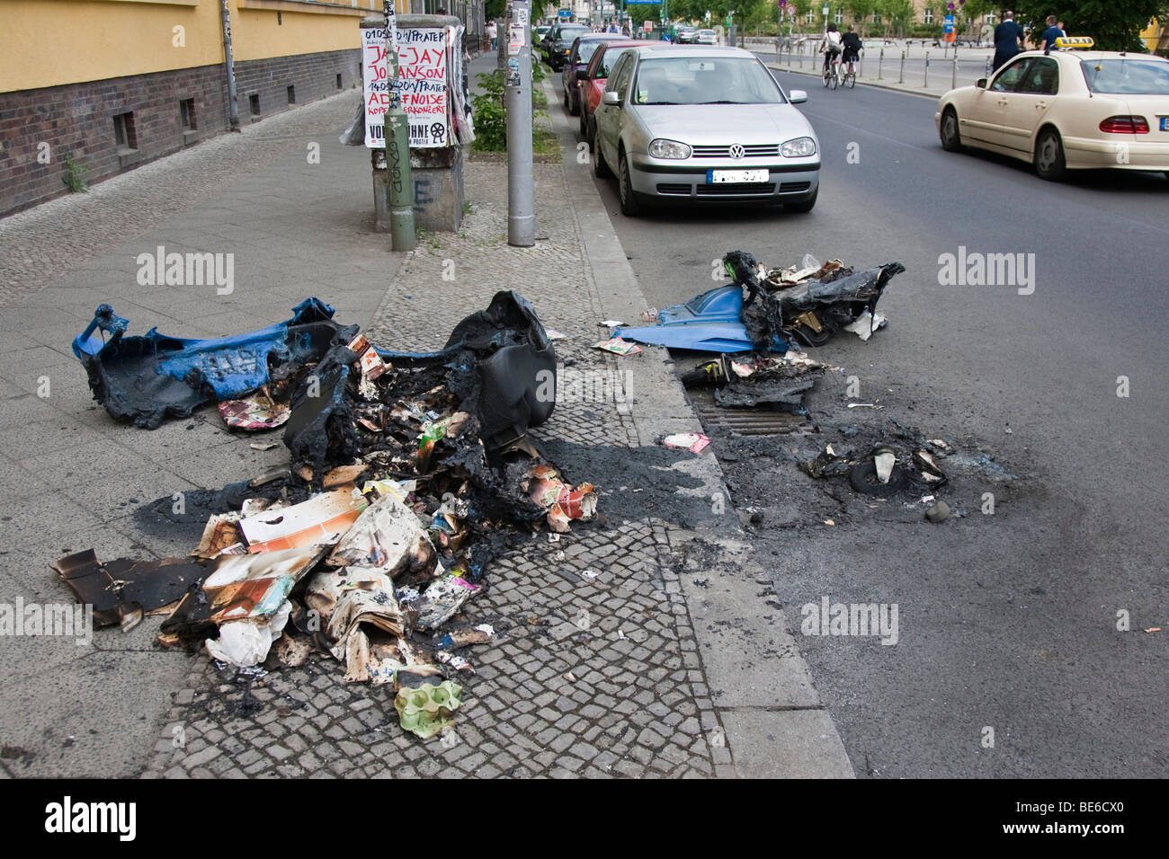 Contenedor de basura quemada en el 1º de mayo manifestaciones, Berlín, Alemania, Europa Foto de stock